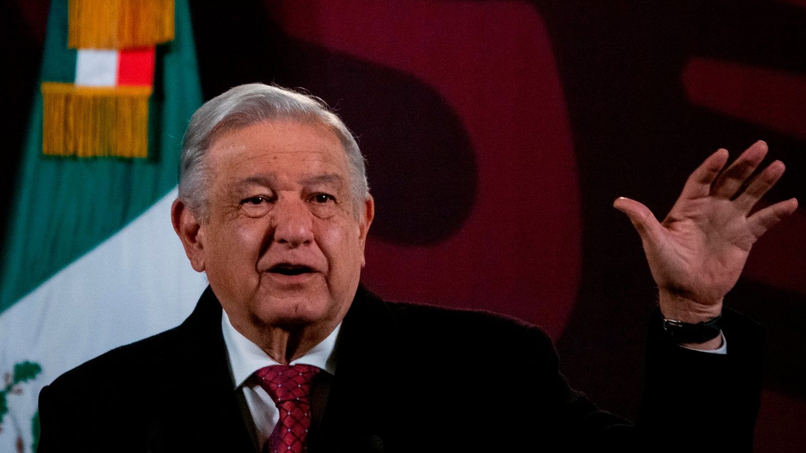 El Presidente AMLO habla enérgicamente durante una conferencia sobre el caso Ayotzinapa