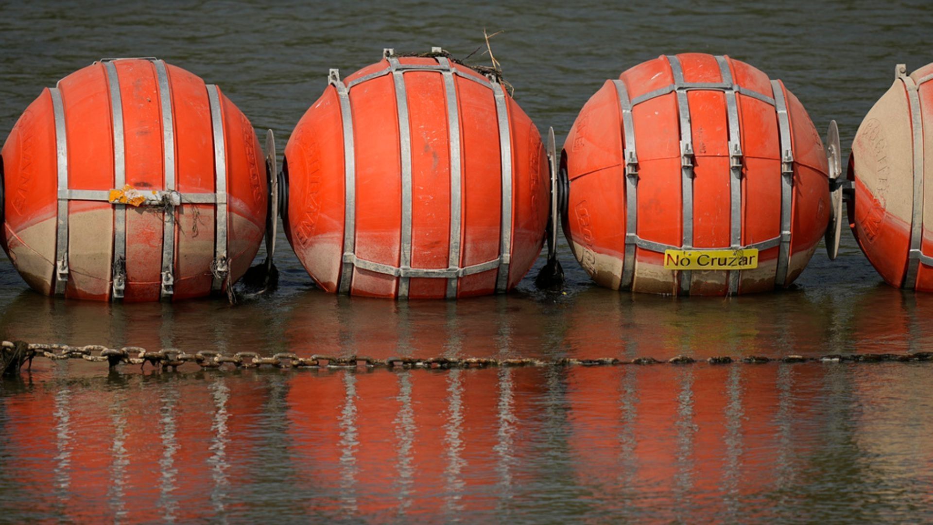 La barrera de boyas mide unos 300 metros. Foto: AP