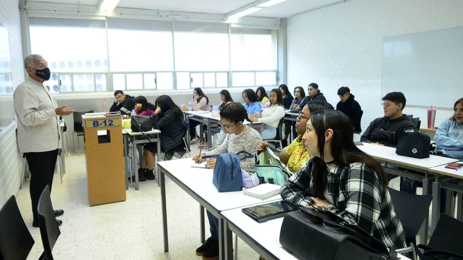 Alumnos de la UNAM con cubreboca.