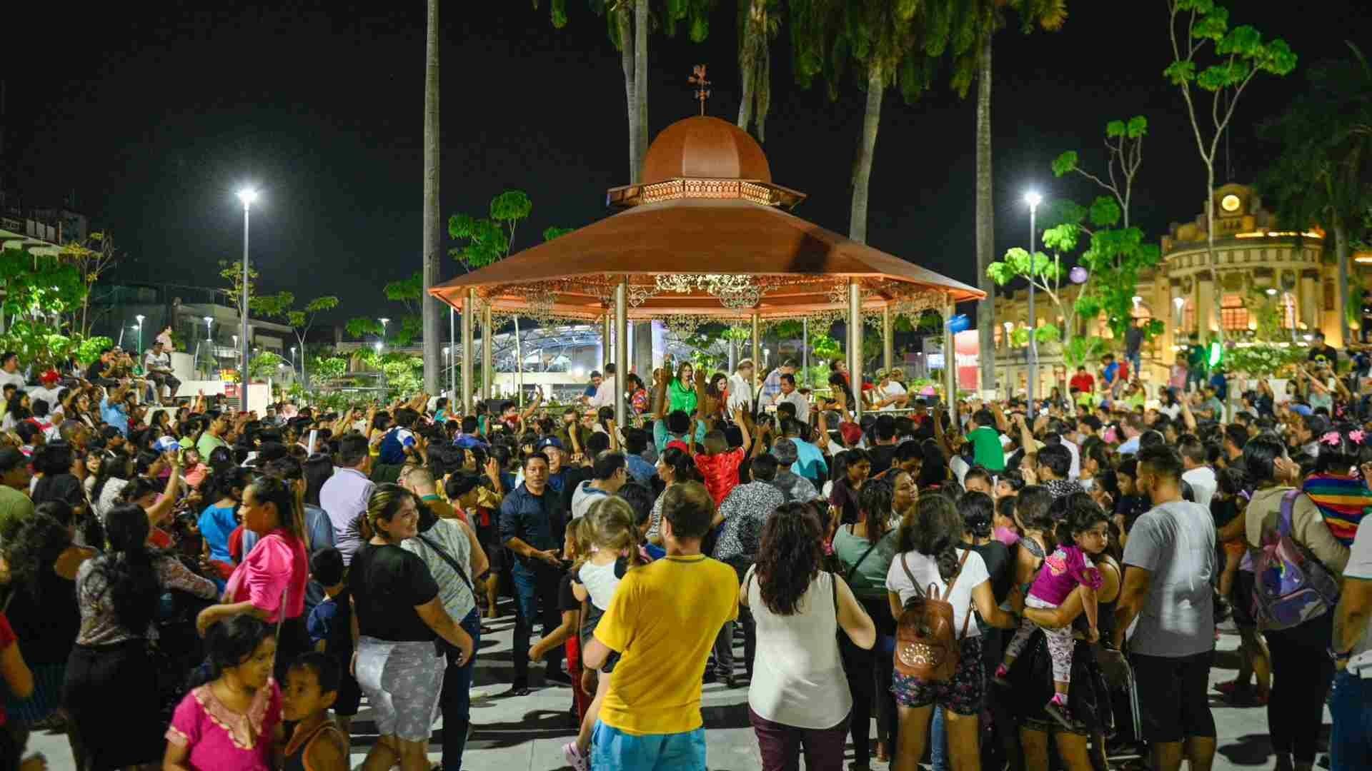 Condicionan permanencia de migrantes en parque Central de Tapachula, Chiapas