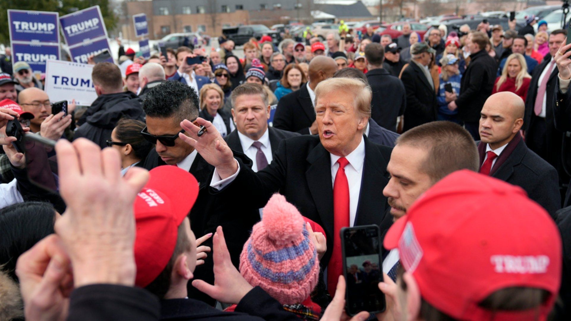 El candidato presidencial republicano Donald Trump llega a un acto de campaña en Londonderry, New Hampshire