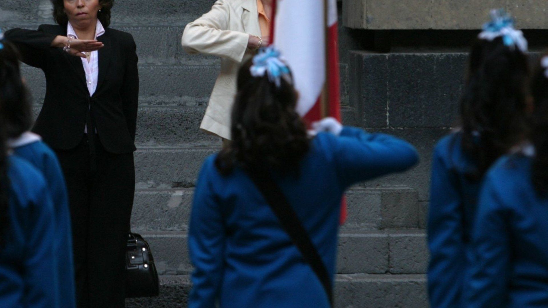 Video | ¡A todo Ritmo! Niña Hace Coreografía para Aprender Juramento a la Bandera 