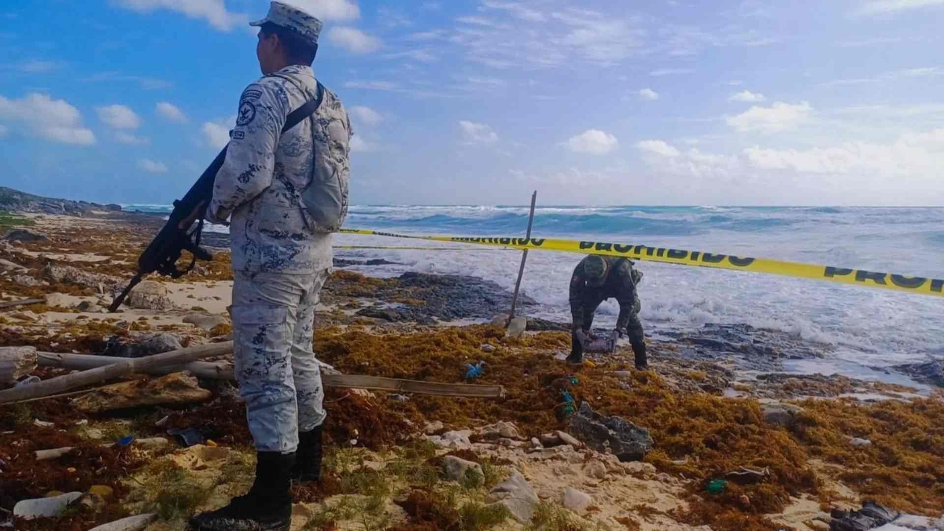 GN encuentra droga oculta en sargazo en playa de Quintana Roo