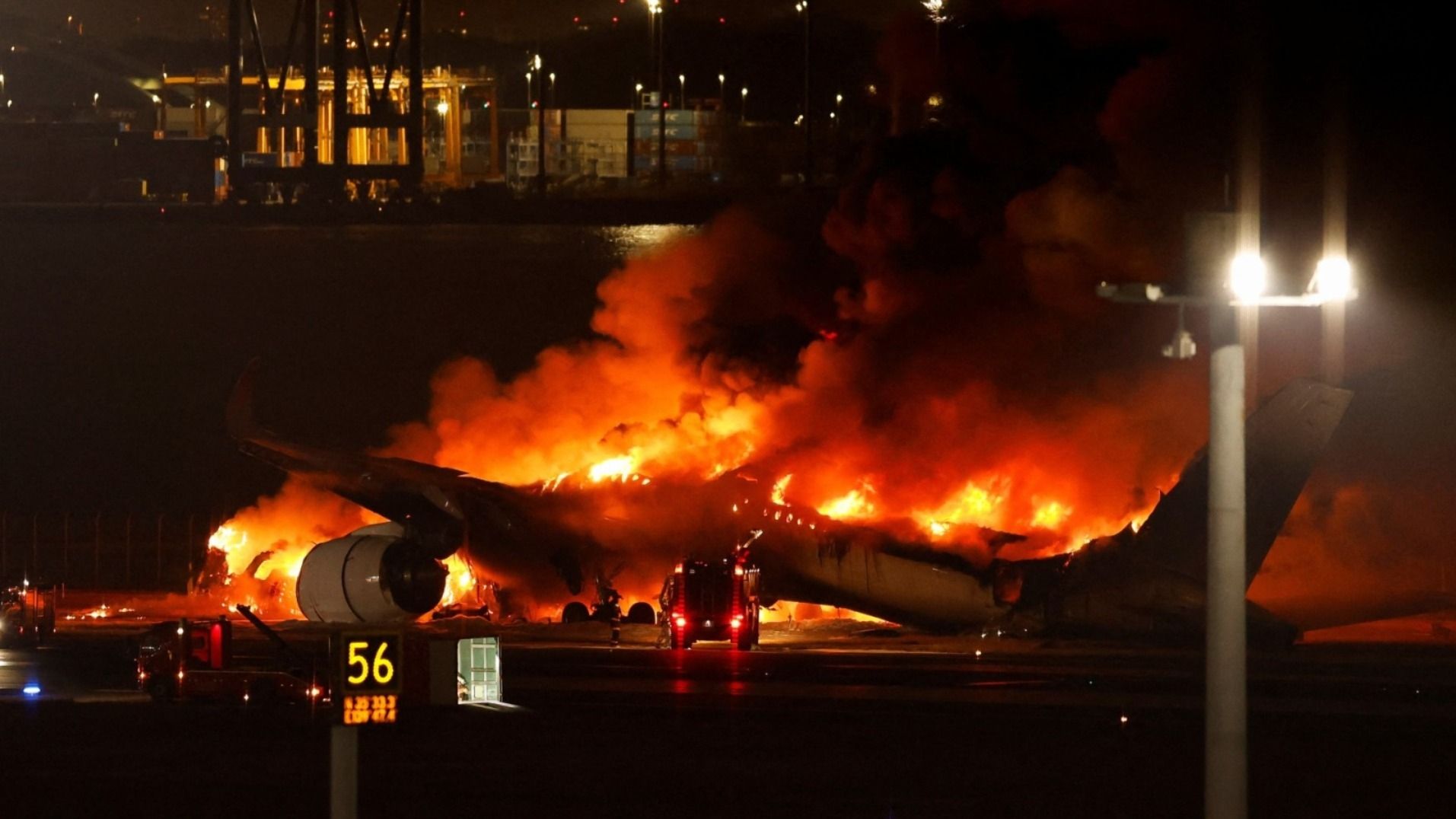 Se Incendia Avión en Aeropuerto de Tokio, Japón, Aún con Pasajeros a Bordo 