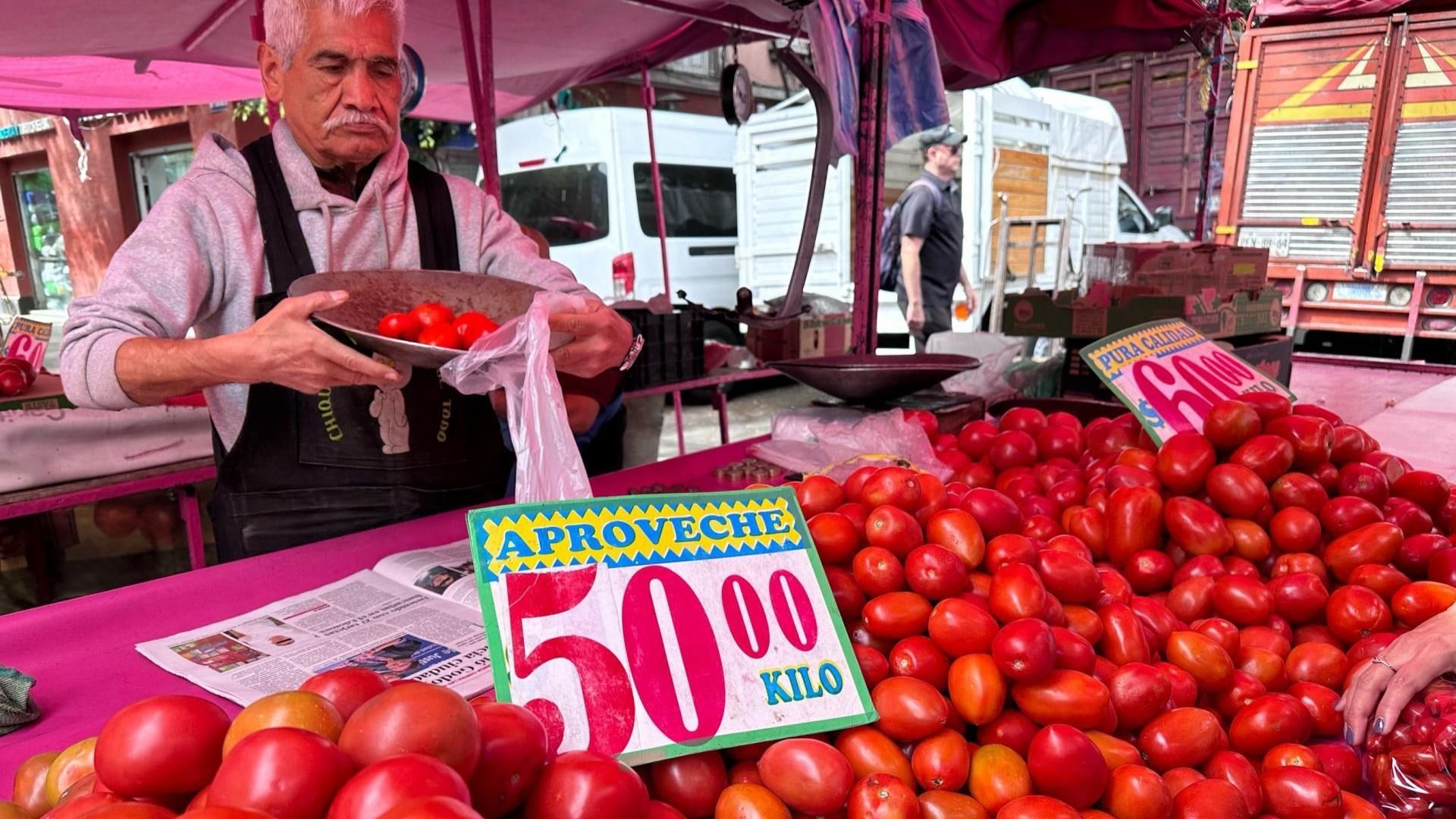 Inflación Sube en México a 4.9%; Jitomate, Tomate y Cebolla, los que Aumentaron Más de Precio