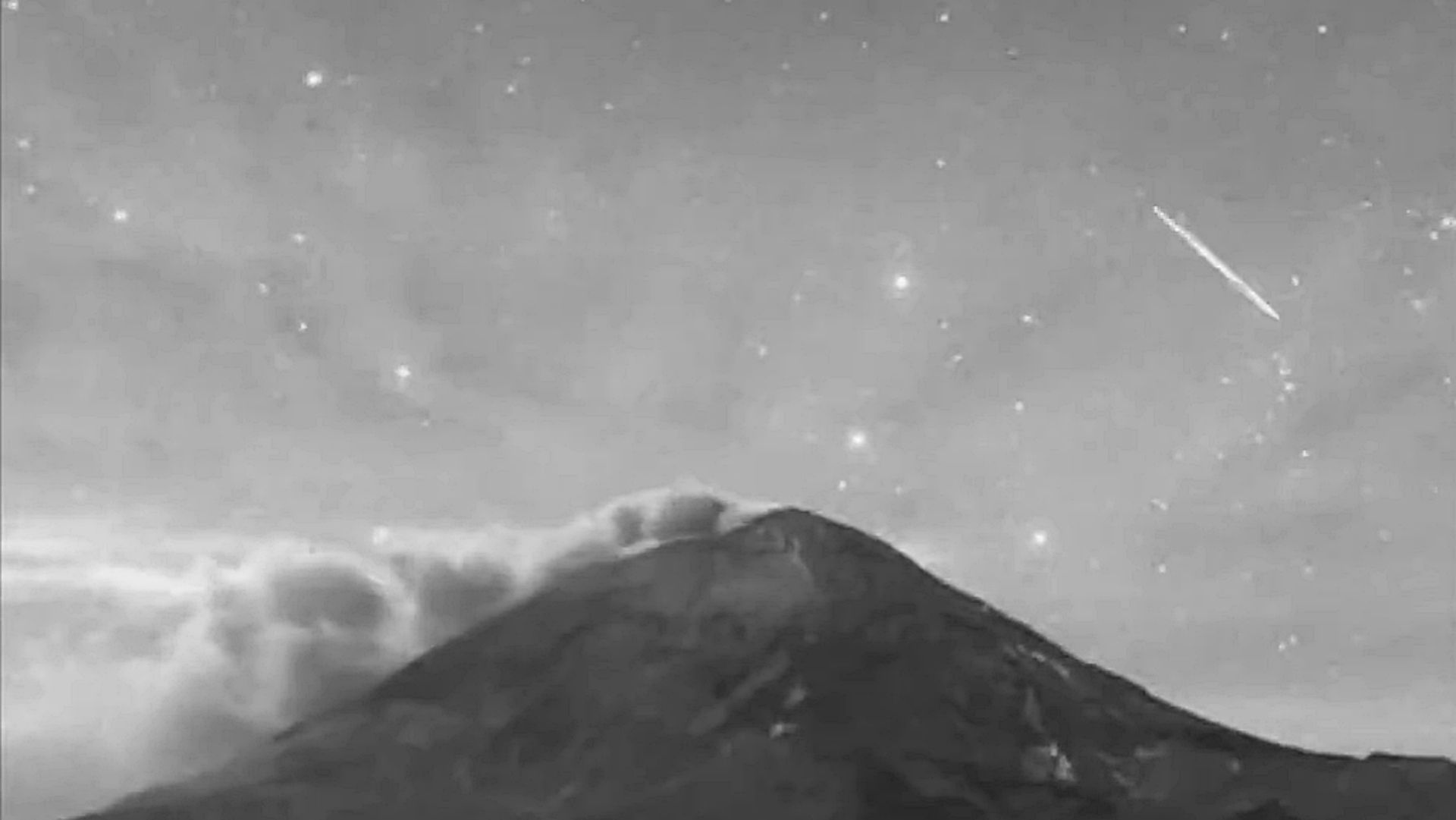 Captan lluvia de estrellas en el Popocatépetl