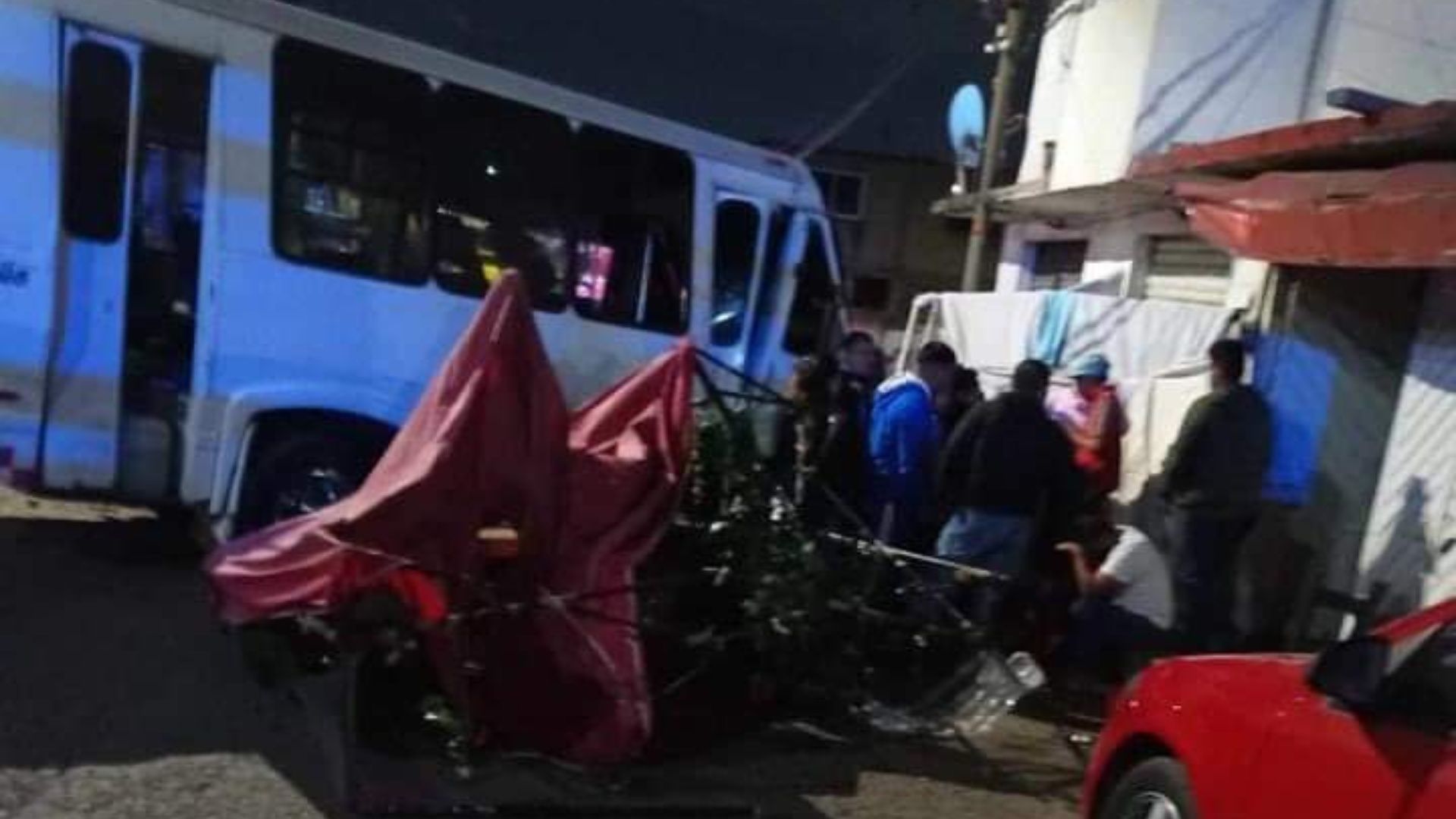 Microbús Mal Estacionado Choca Contra Puesto Ambulante en Naucalpan