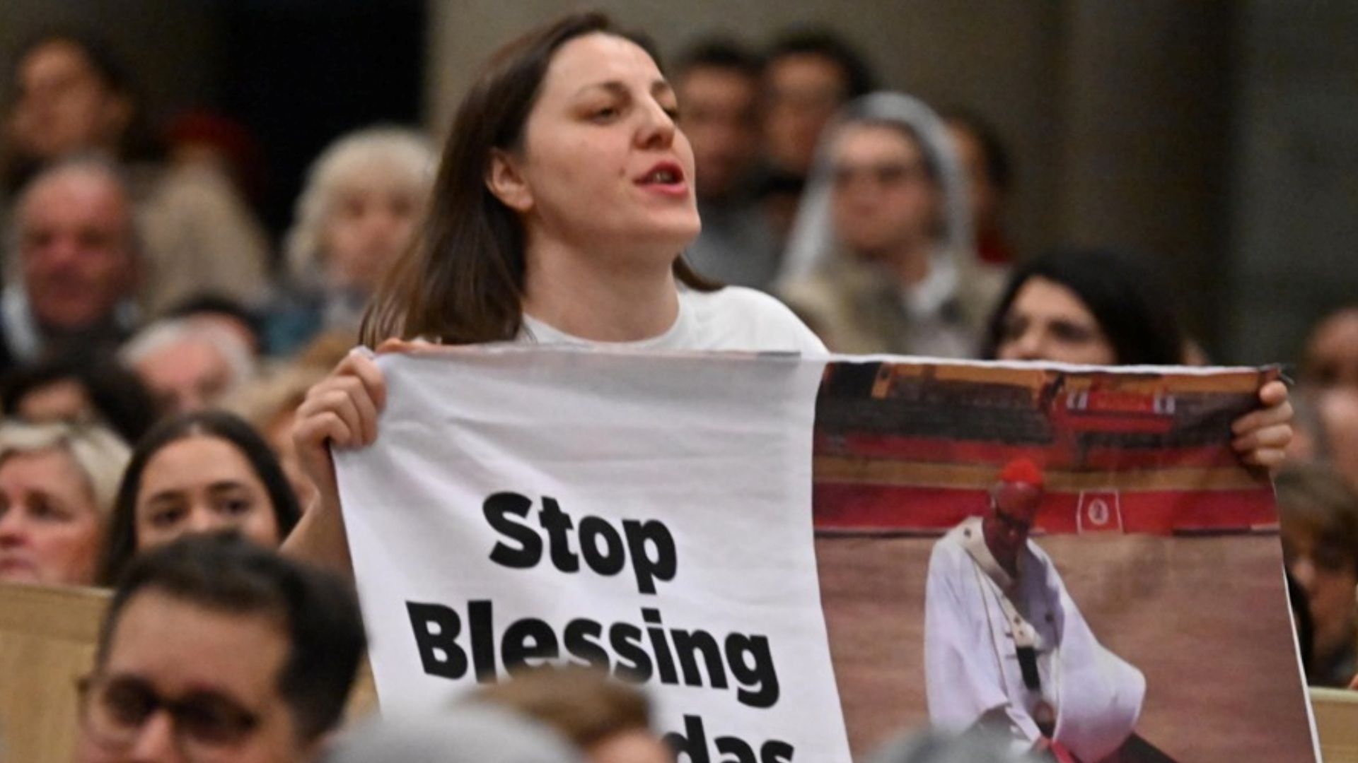 Dos mujeres protestaron contra la corrida de toros durante una misa del papa Francisco