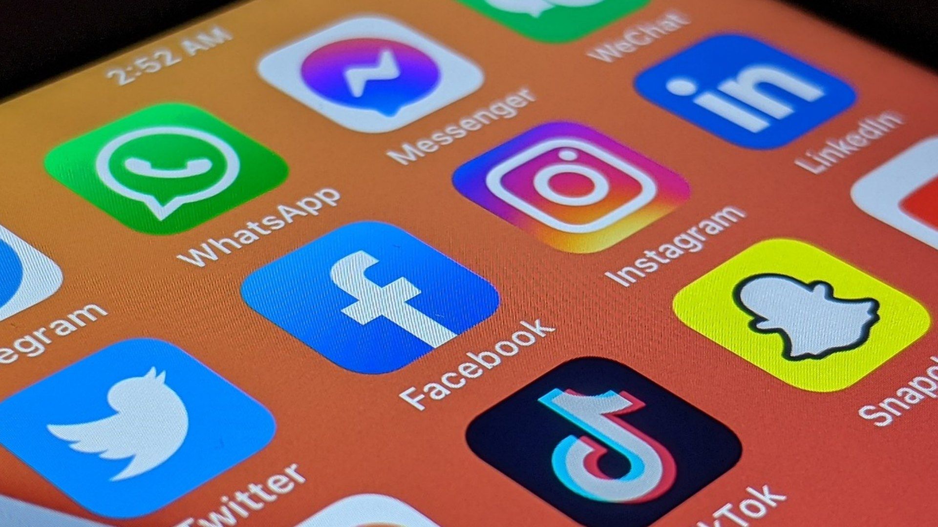 Meta Platforms anunció hoy, 9 de enero de 2024, que ocultará más contenidos a los adolescentes en Instagram y Facebook