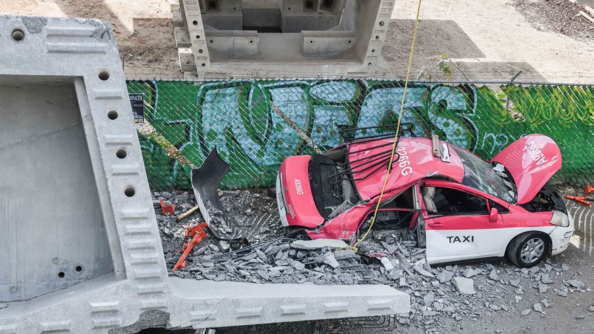 En la zona de obras, continúa la grúa accidentada y los vehículos destruidos por la dovela