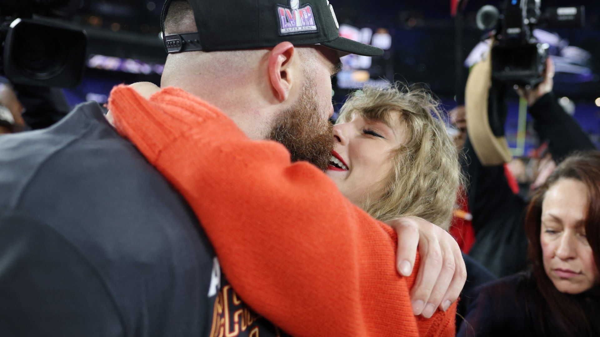 Taylor Swift besa a su novio Travis Kelce tras Victoria de los Chiefs de Kansas City