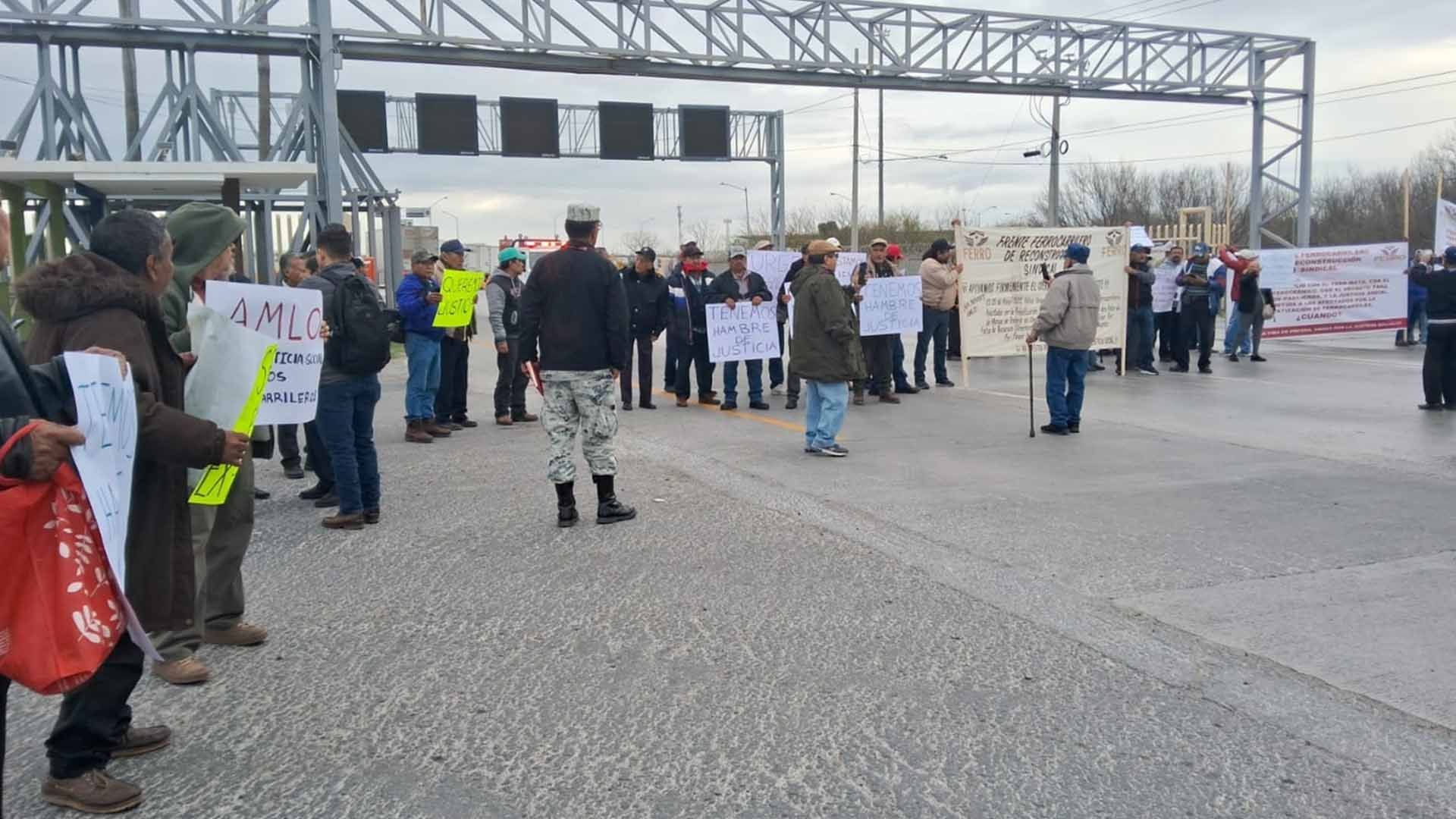 Extrabajadores Ferrocarrileros Cierran Paso a Puente Internacional Comercio Mundial III