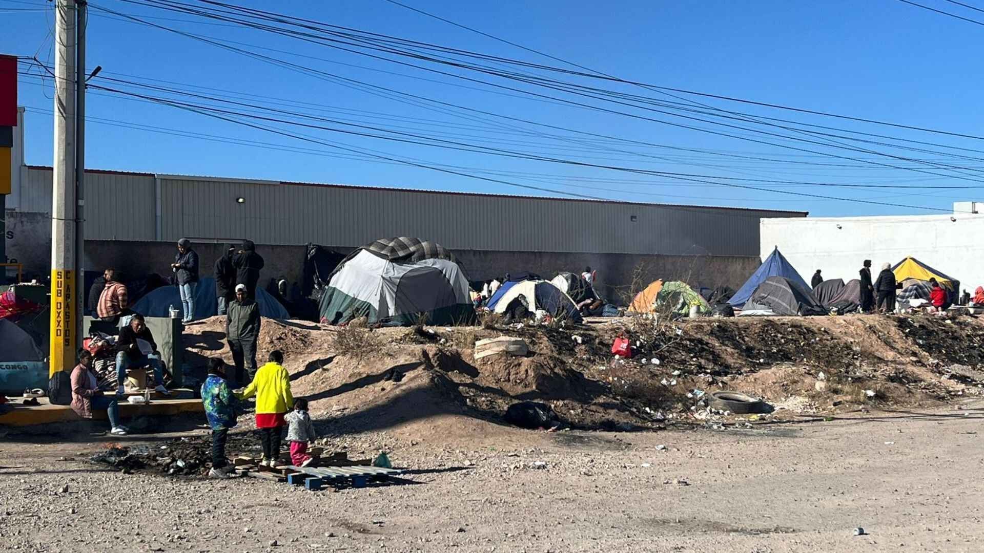 Decenas de Migrantes Improvisan Campamento Junto a Vías del Tren