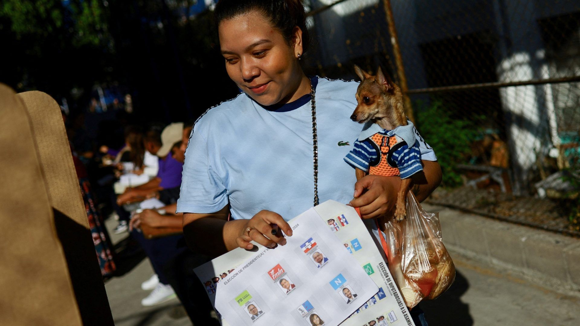 El Salvador Abre Centros de Votación con Bukele como Favorito y Ambiente Festivo