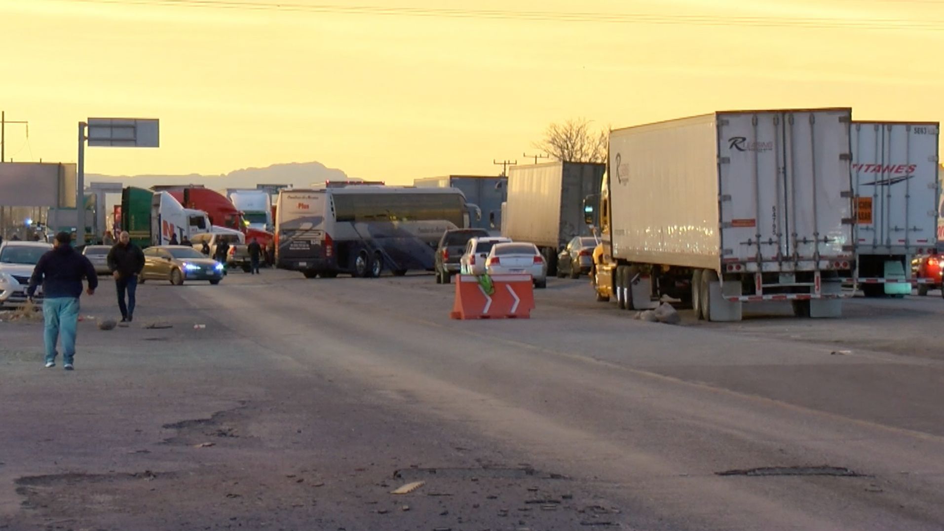 Traileros se Manifiestan en Carretera a Juárez por Ataque a Compañero