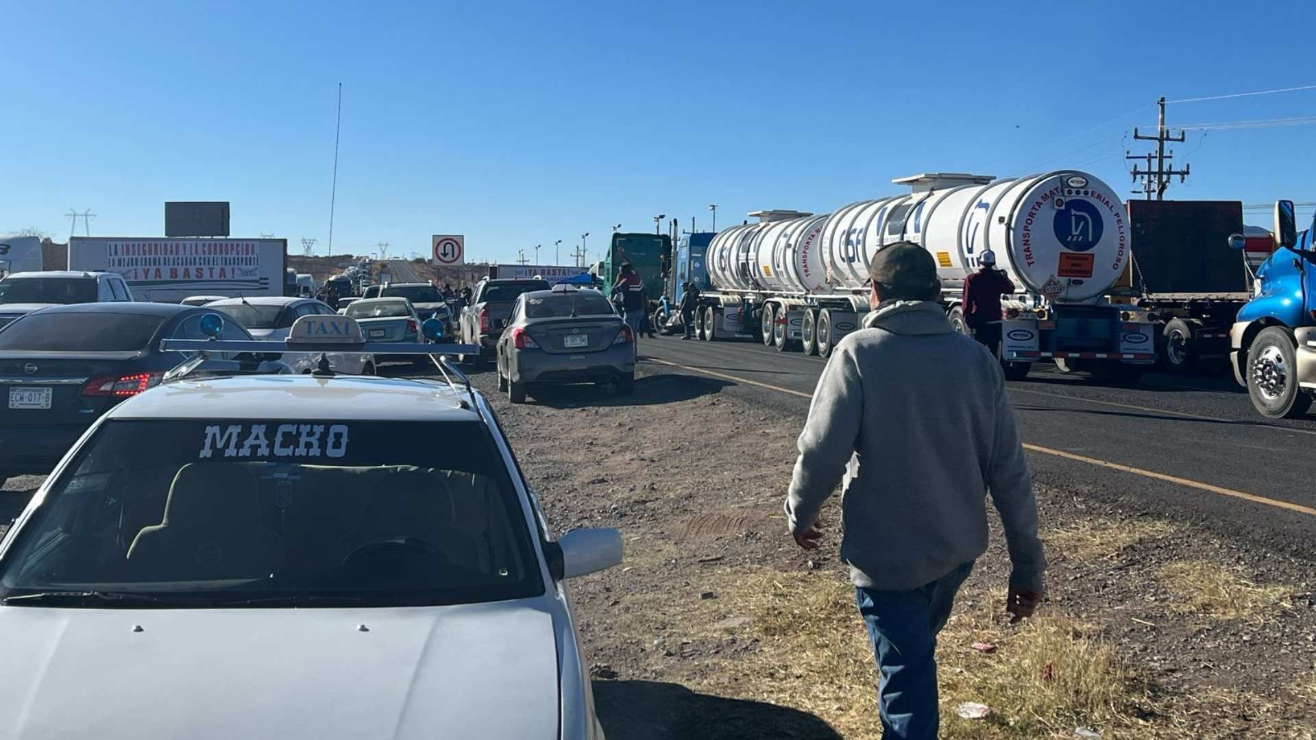 Transportistas exigen seguridad vial. El cierre de carreteras busca llamar la atención sobre los riesgos diarios. Foto: N+