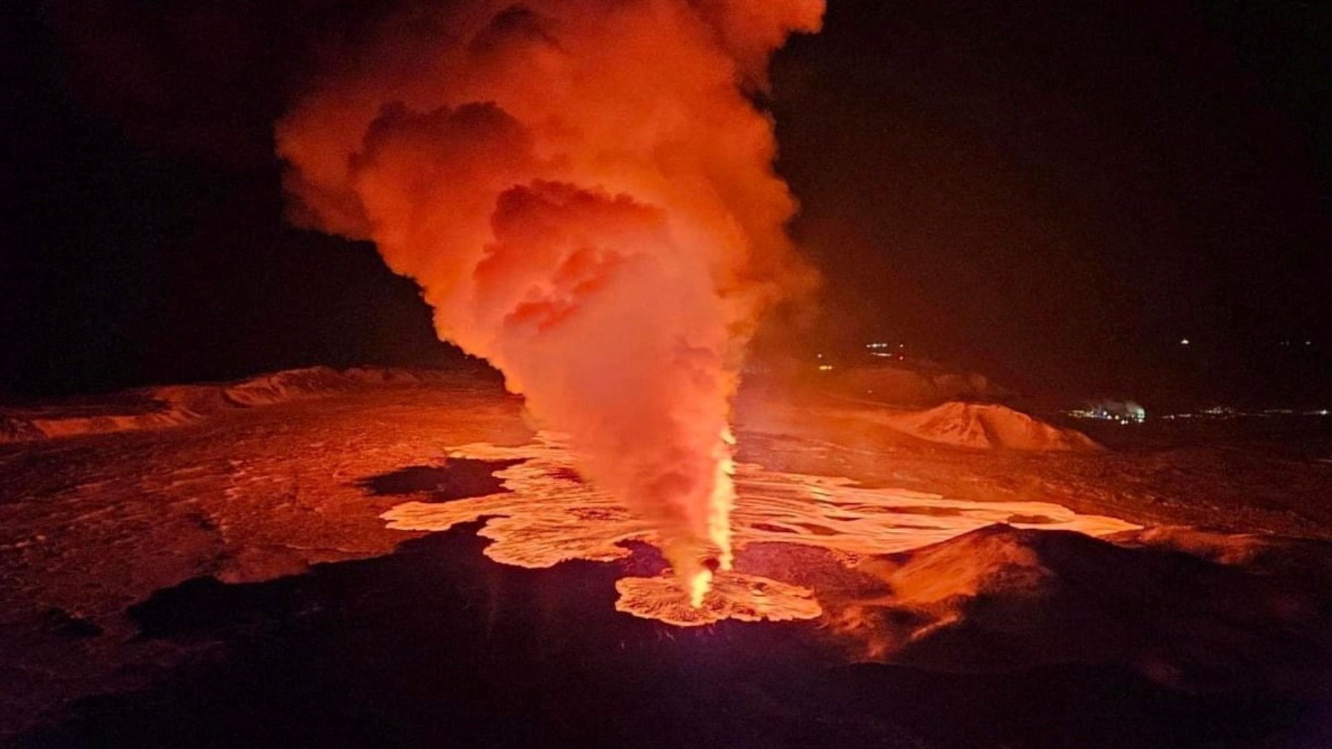 Un Volcán Entra en Erupción en Península de Reykjanes, Islandia