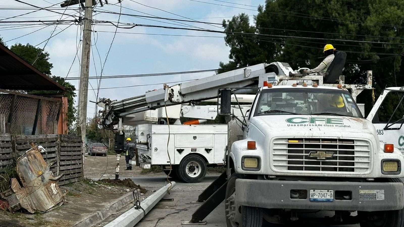 Sujeto se Impacta y Derriba Poste de la CFE y se Da a la Fuga; Deja al Sector sin Luz