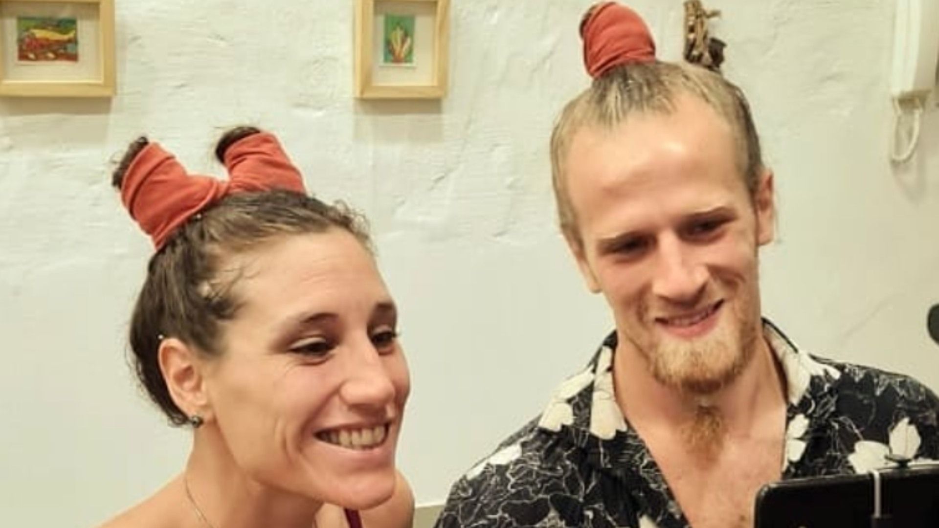 La joven pareja se autodenominaba “ArtDuo” y hacían acrobacias, danza, zanquismo y shows de Hula Hoops, según sus perfiles de Instagram. 