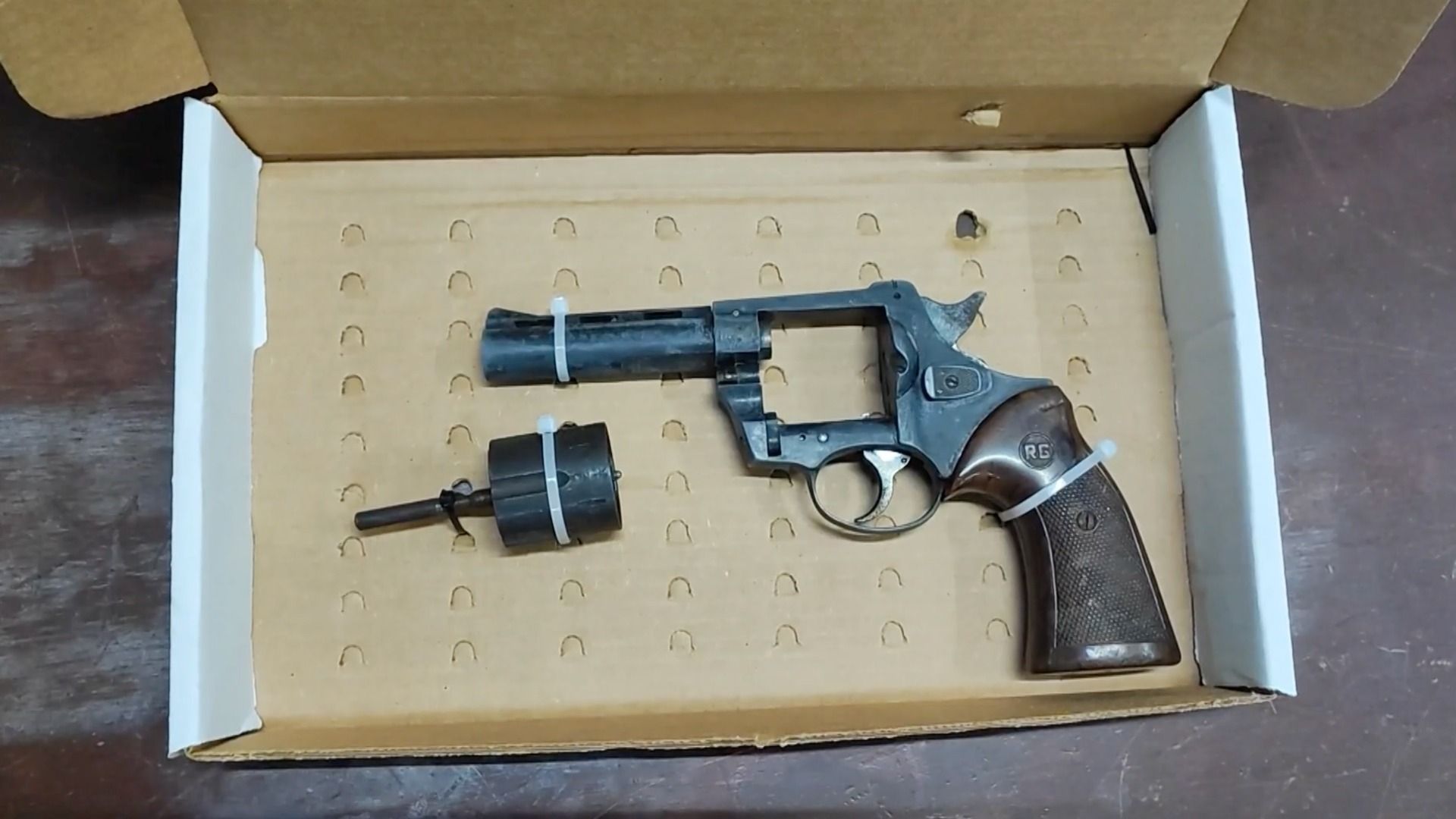 Una pistola tipo revólver fue localizada al interior de una secundaria de Zapopan.