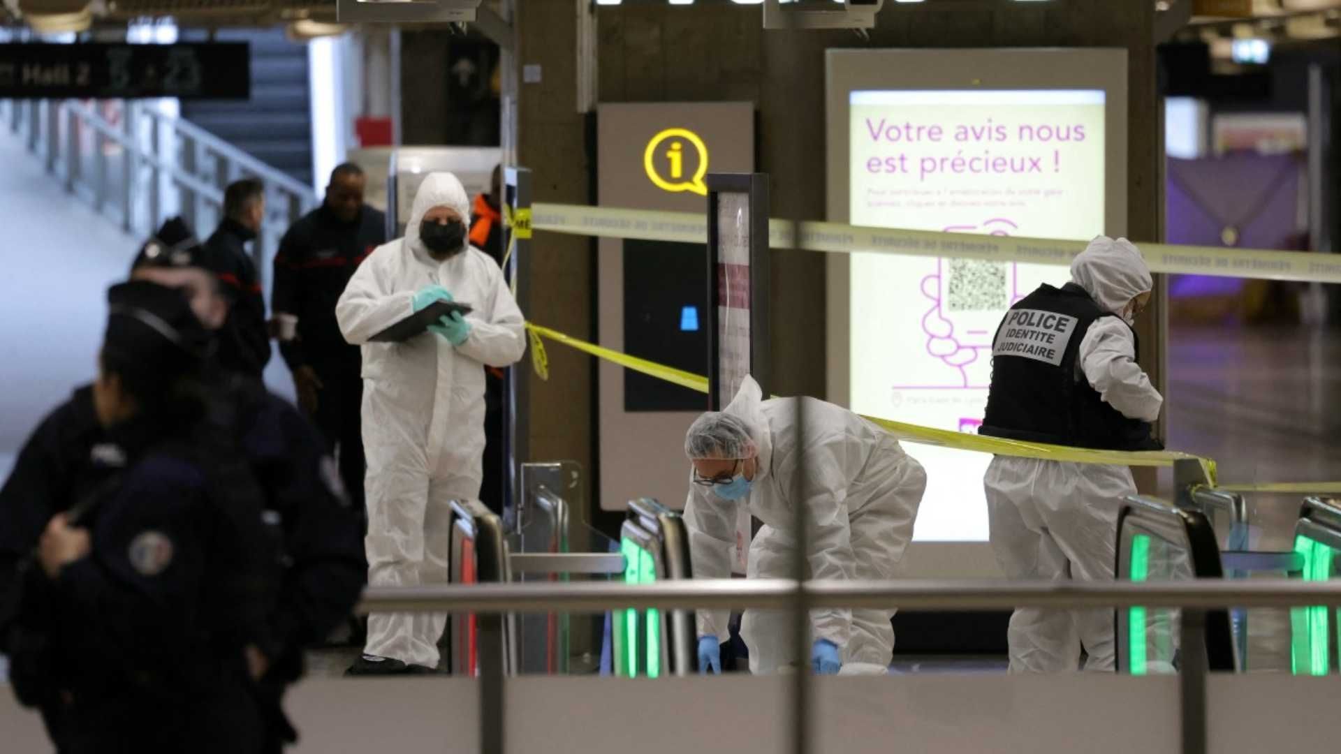 Ataque con arma blanca y martillo en estación de tren de París deja 3 heridos