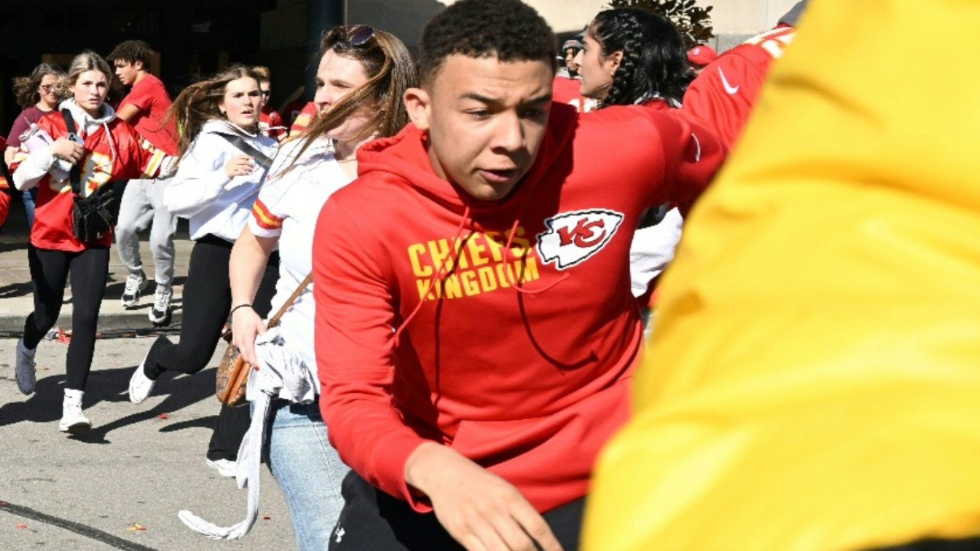 Huyen cientos de personas por balacera después del desfile de la victoria del Super Bowl de los Chiefs, en Kansas City