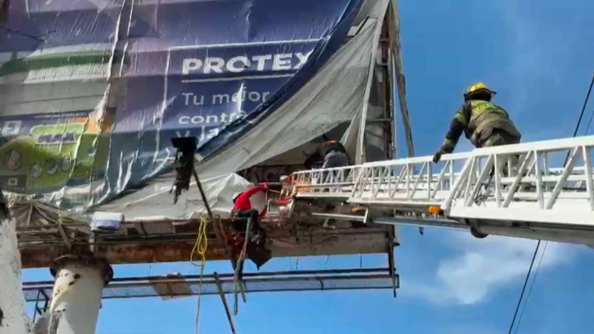 Hombre se electrocuta con anuncio panorámico 