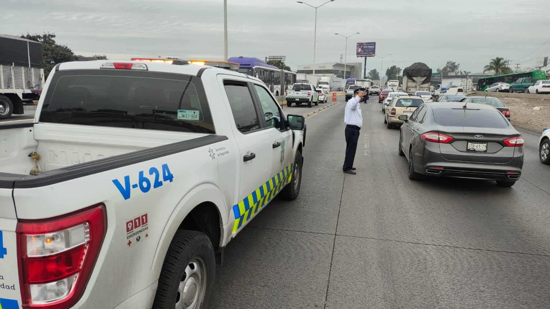 Hombre Baja de Camioneta a Revisar Llanta y Muere Atropellado 