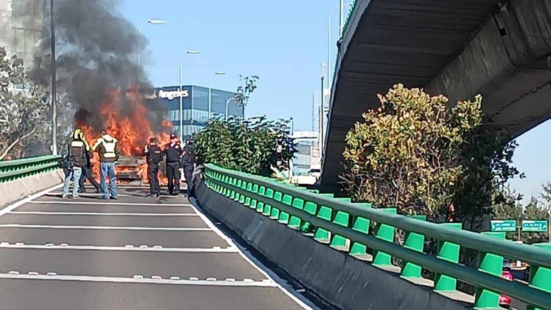 Se incendia camioneta en segundo piso del Periférico