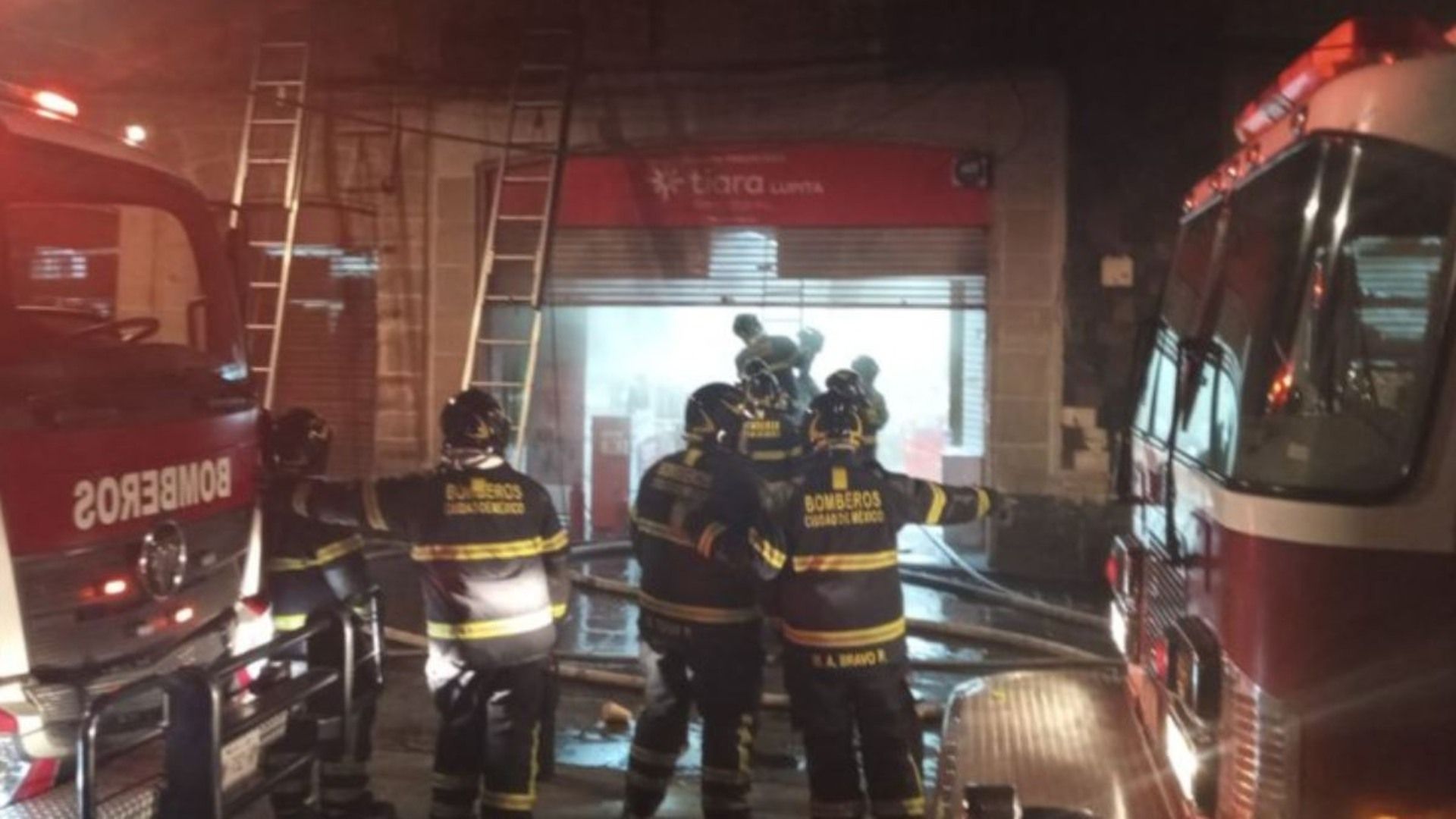 Fuerte incendio en una tienda en el Centro de la CDMX