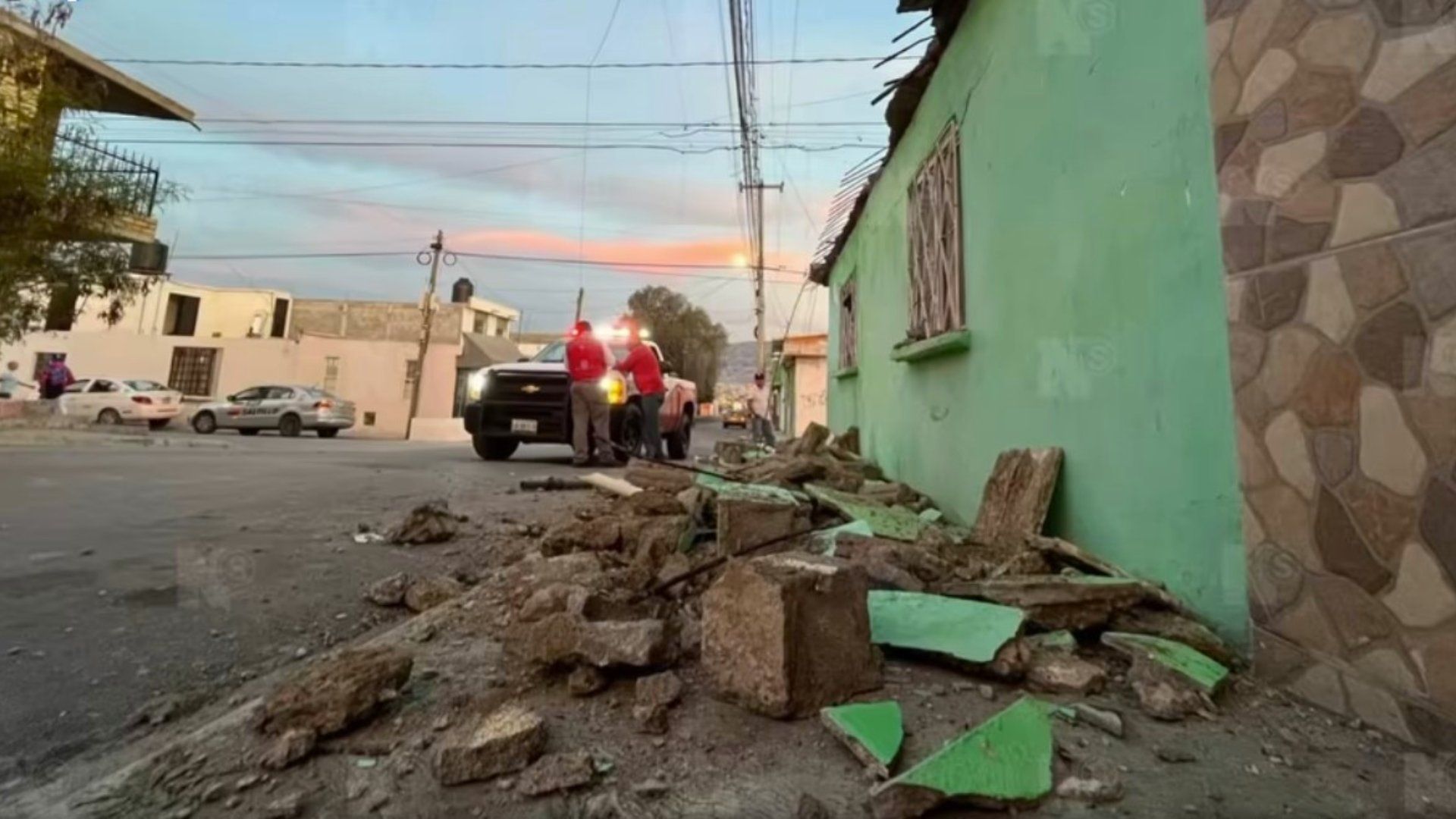 Video: Losa de Casa Cae y Aplasta a Abuelita y Niña que iban Caminando