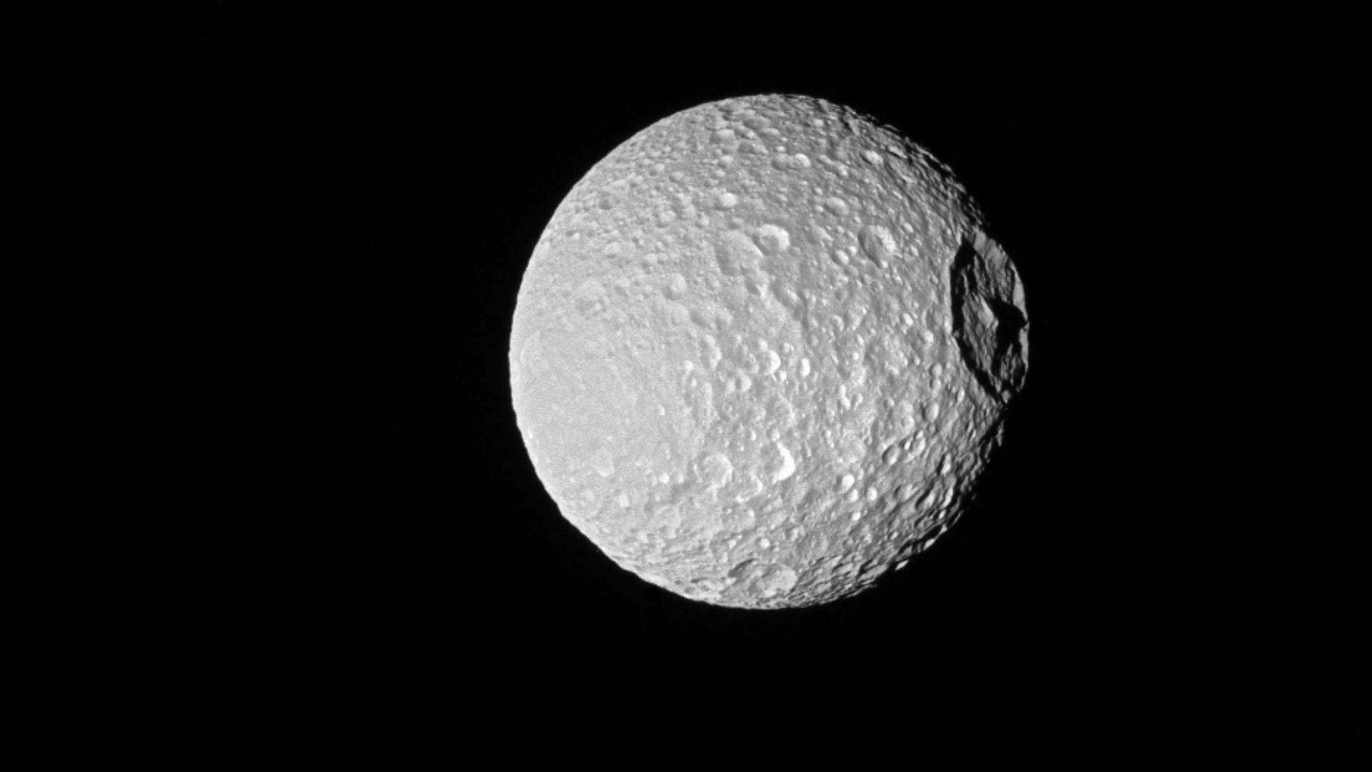 Mimas es una de las lunas de Saturno y, como ya se sabe de otras, puede encerrar un océano bajo la superficie