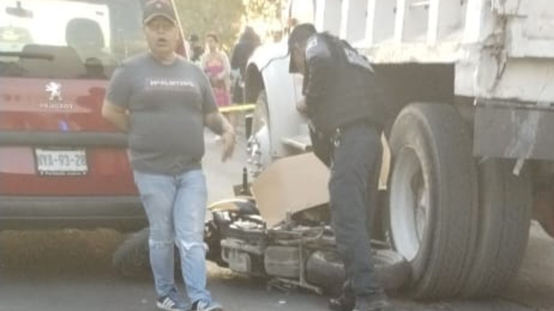 Motociclista Intentar Pasar Entre Vehículos y Termina Aplastado por Camión en Naucalpan