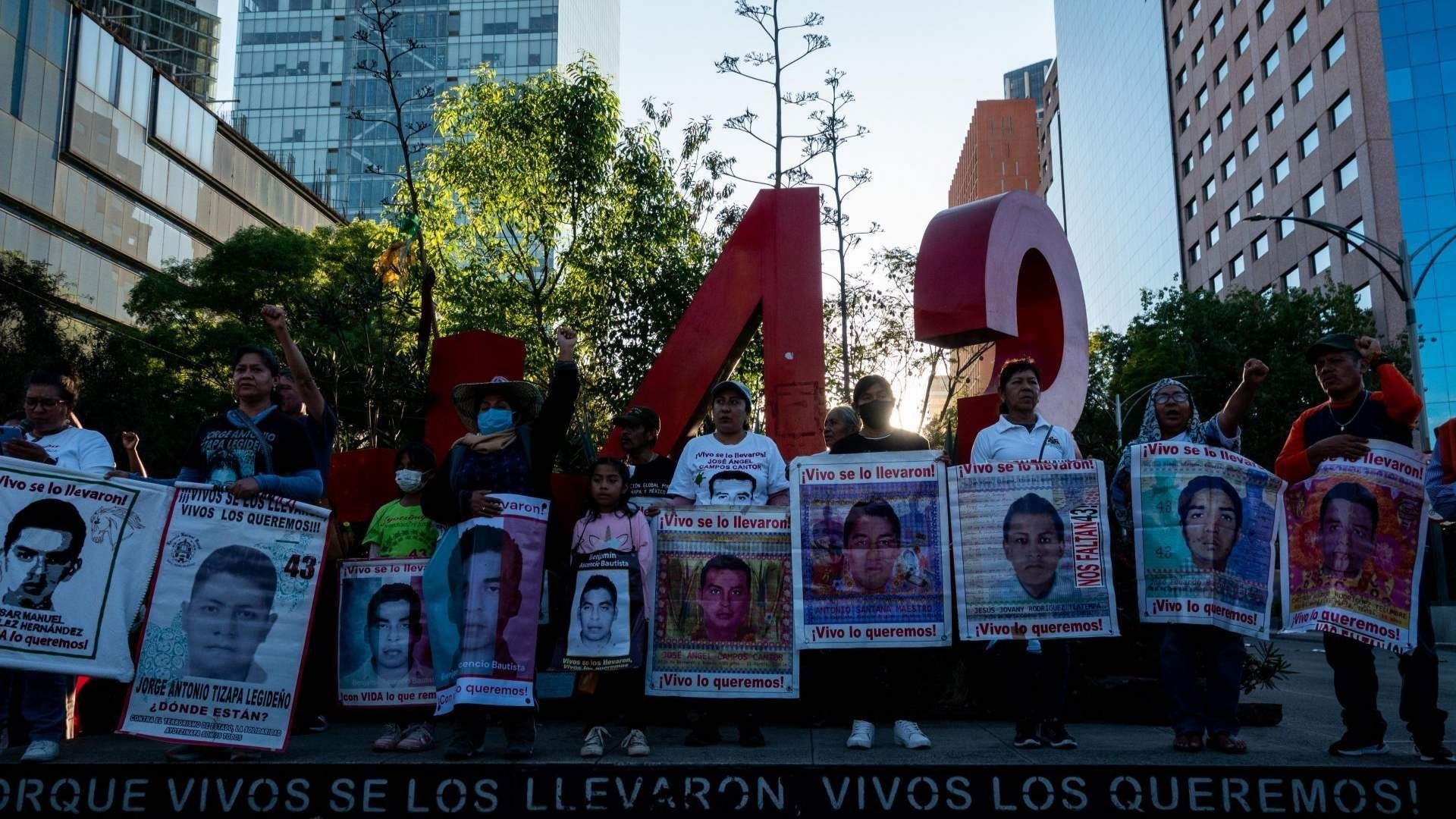 Madres y padres de los 43 normalistas desaparecidos de Ayotzinapa