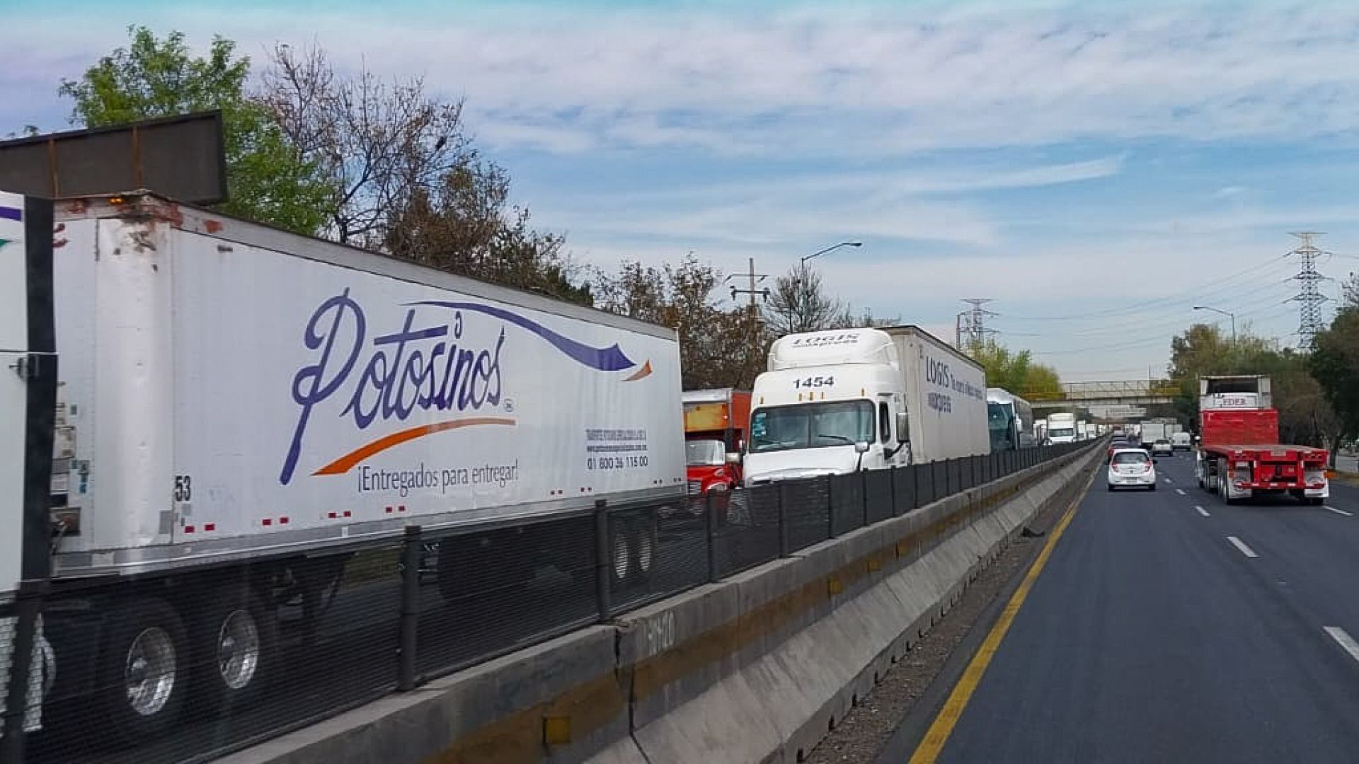 Caravana de transportistas en la autopista México-Querétaro