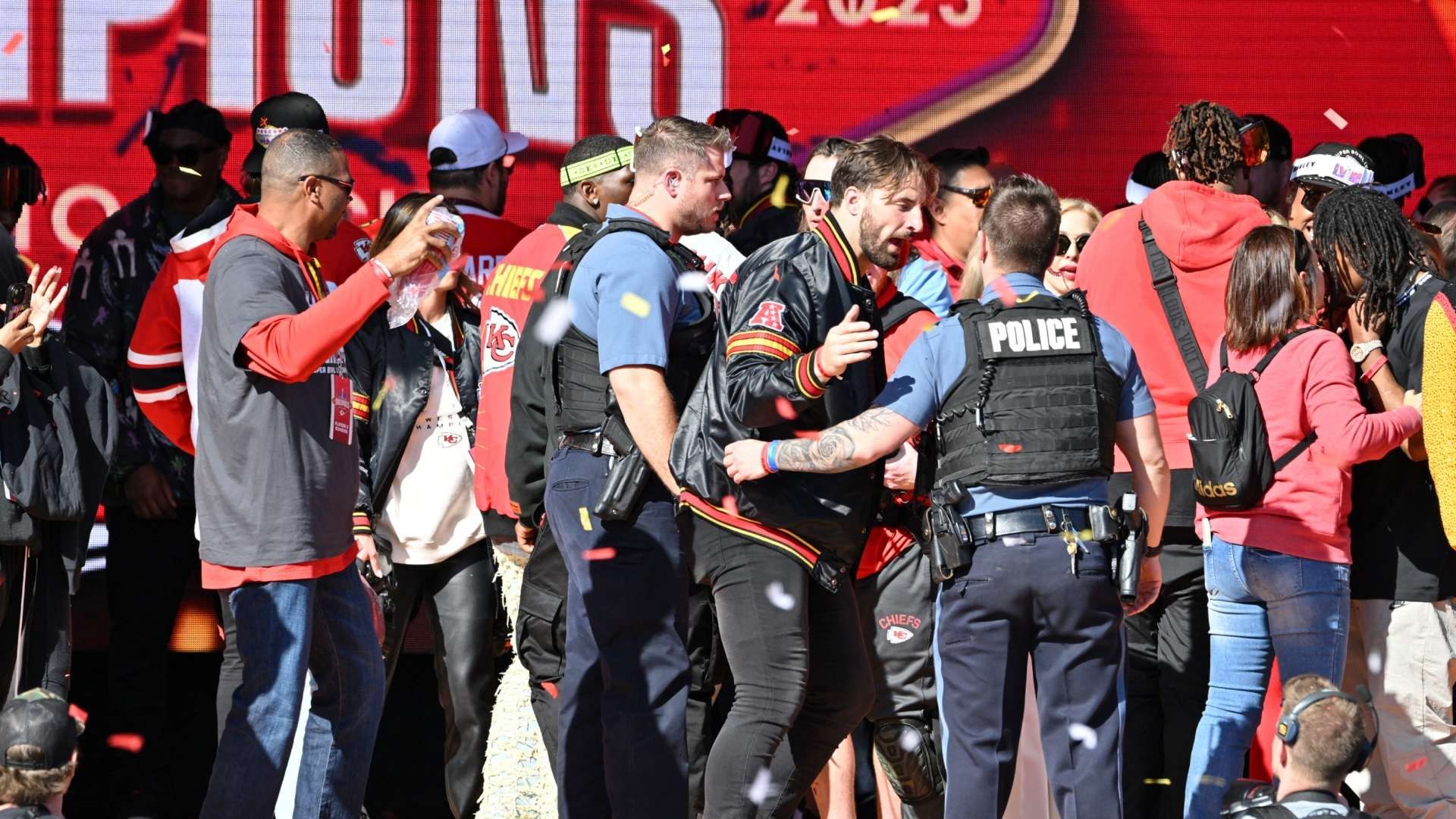 Policías despejan el área luego de tiroteo durante desfile en Kansas City