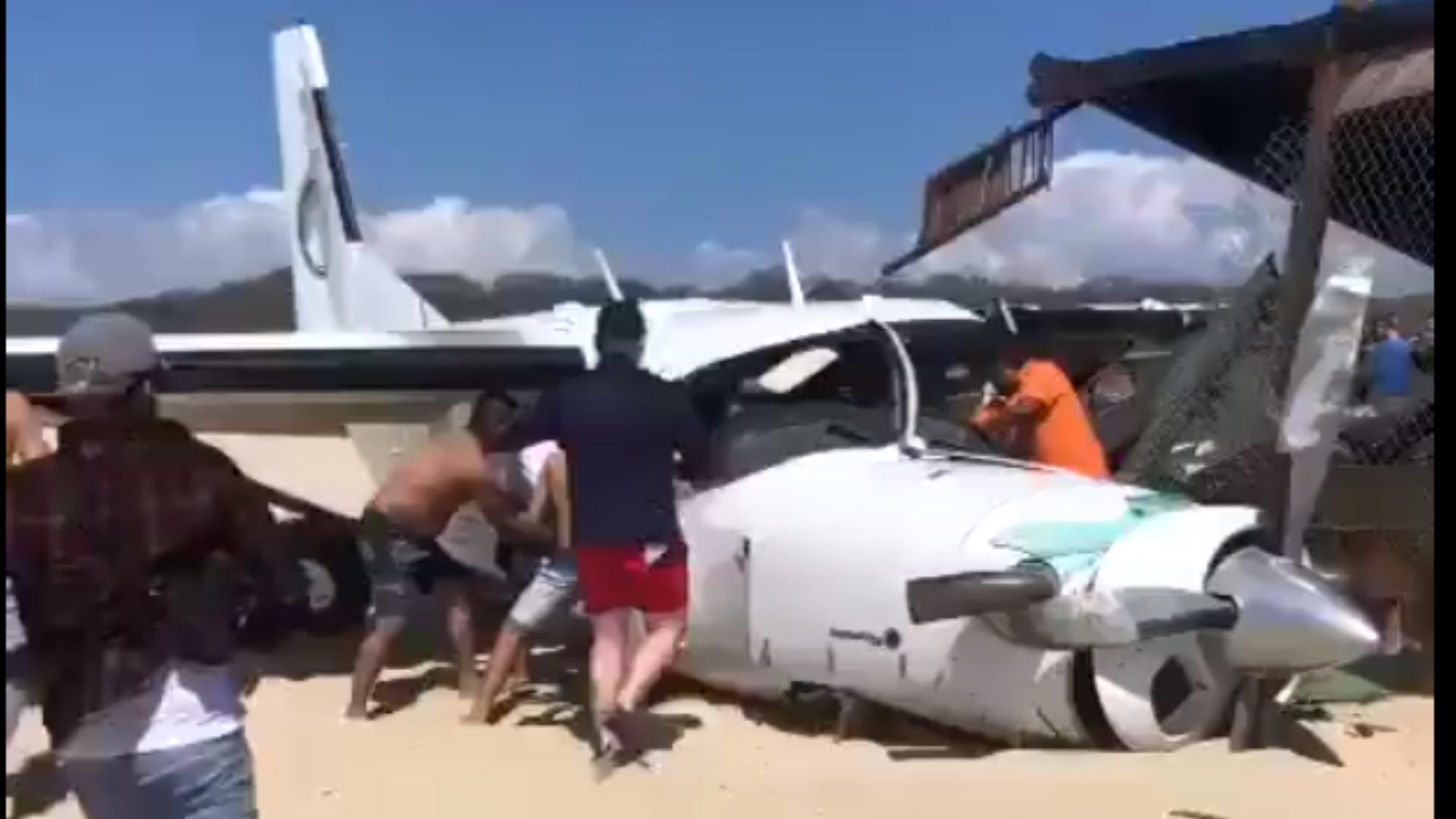 Desplome de Avioneta Deja Un Muerto y 5 Heridos en Puerto Escondido en Oaxaca 