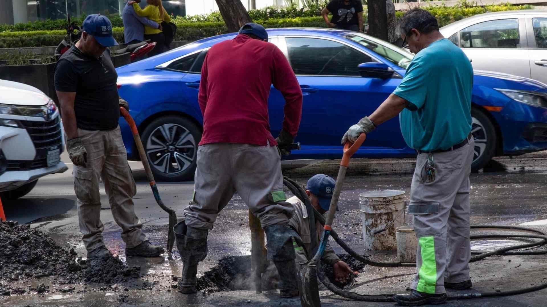 Trabajadores reparan una fuga en la CDMX