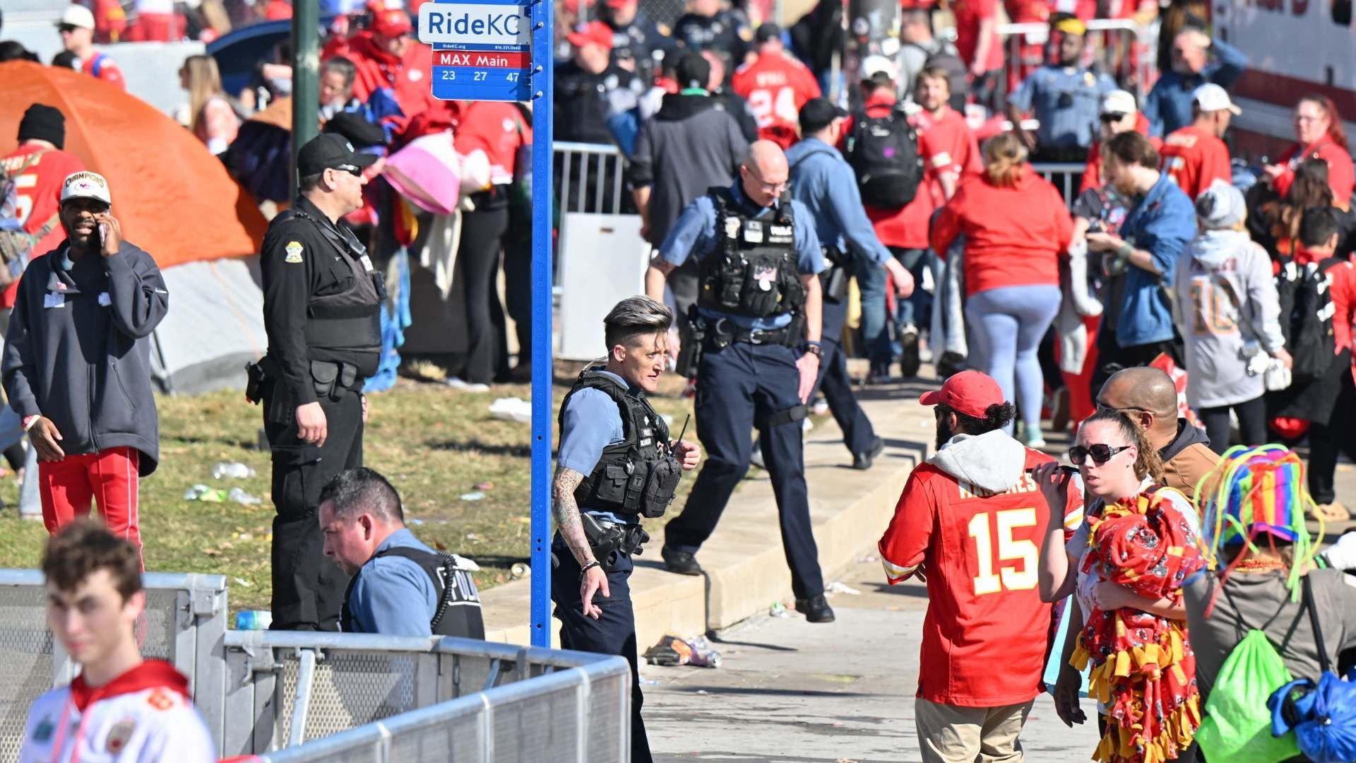 Policía de Kansas City en el lugar del tiroteo durante desfile por Super Bowl