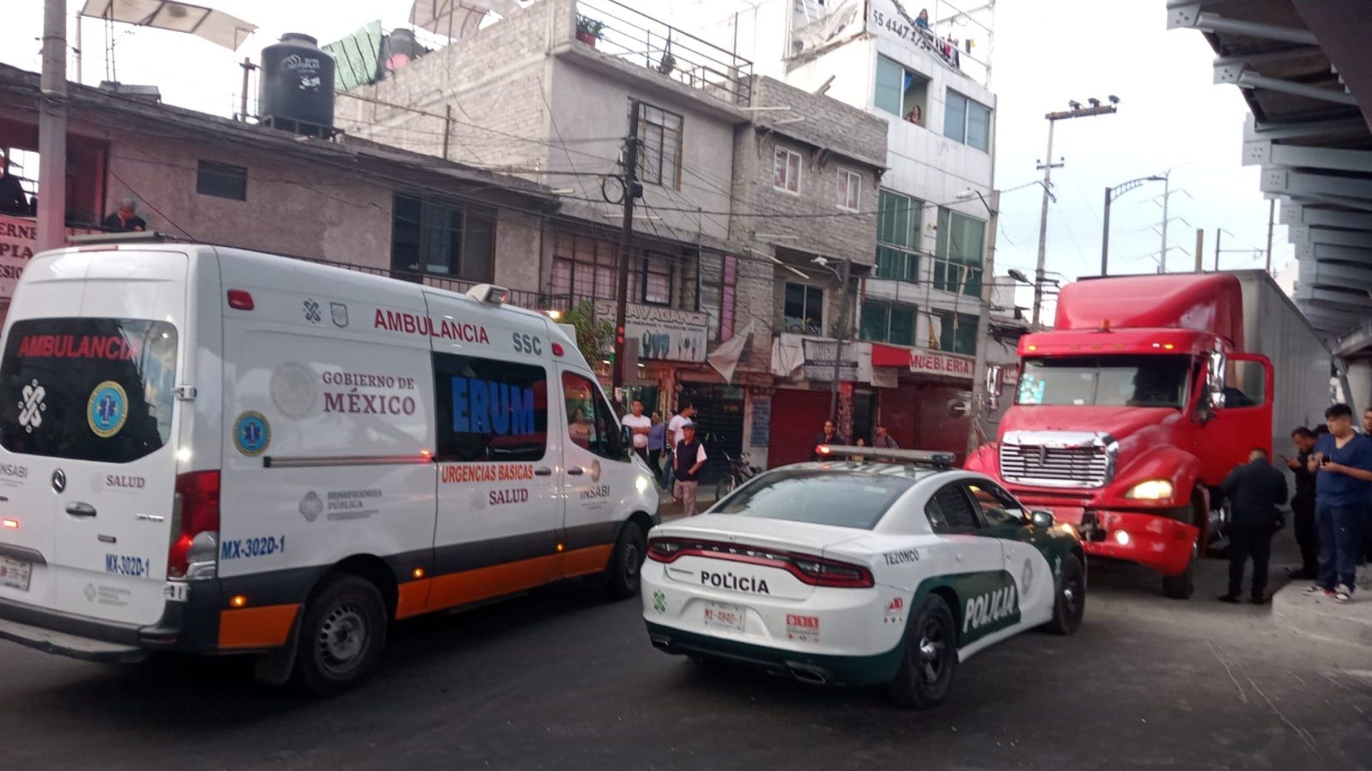 Tráiler Choca Contra Casa y Atropella a 5 en Avenida Tláhuac