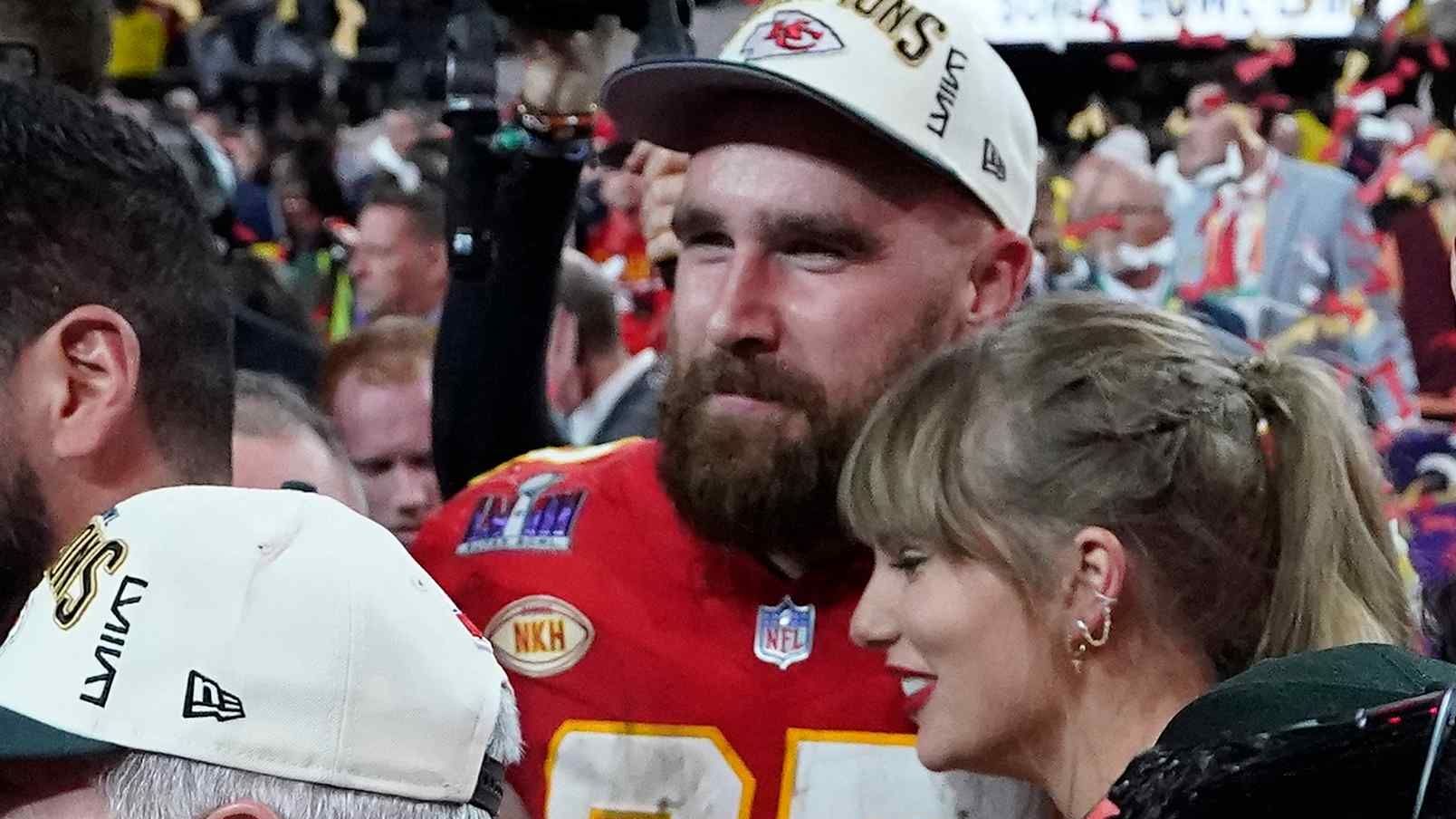 Travis Kelce dona 100 mil dólares a víctimas de tiroteo