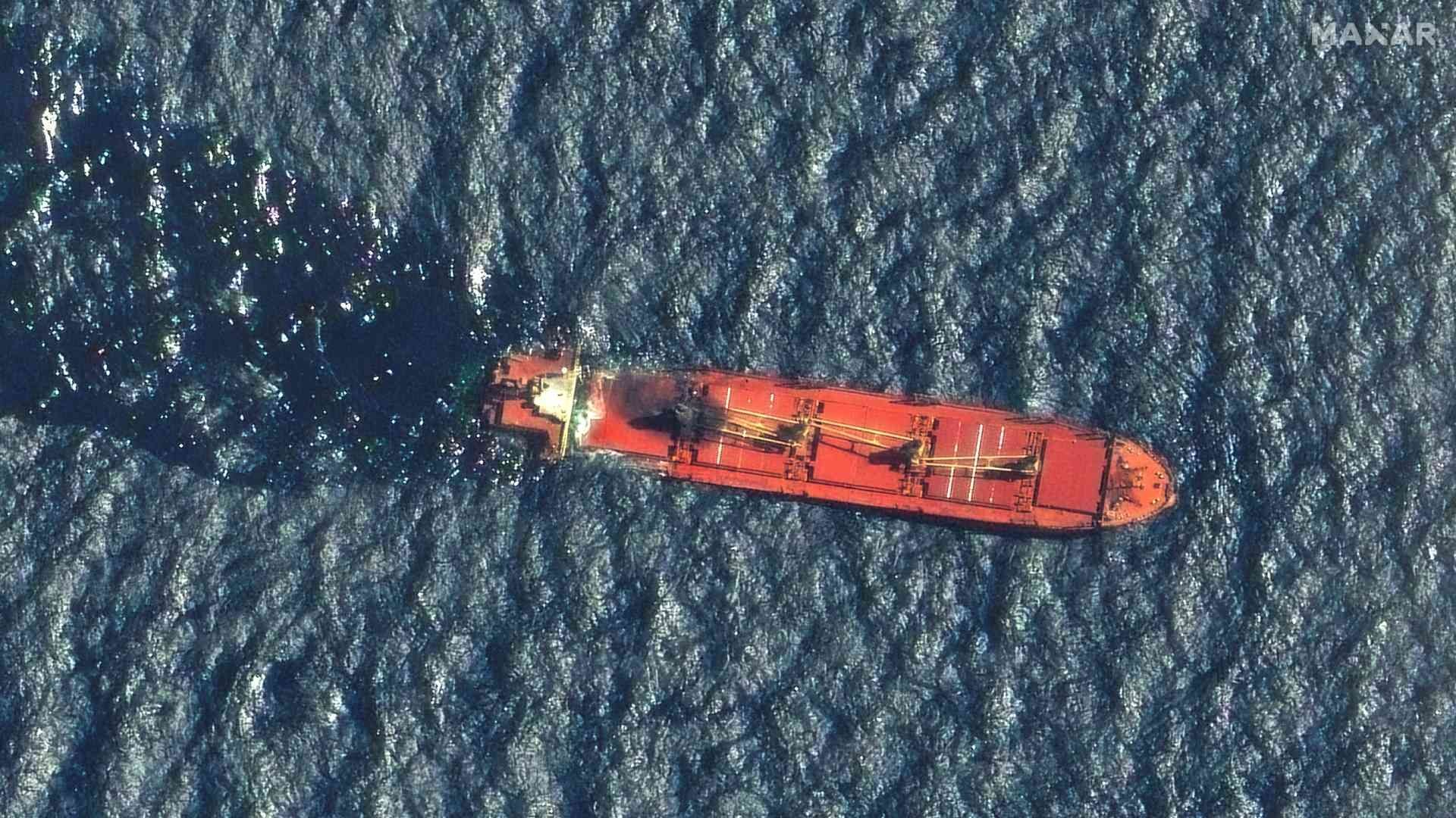 Buque Británico Atacado por Hutíes Se Hunde en el Mar Rojo y Desata Catástrofe Medioambiental