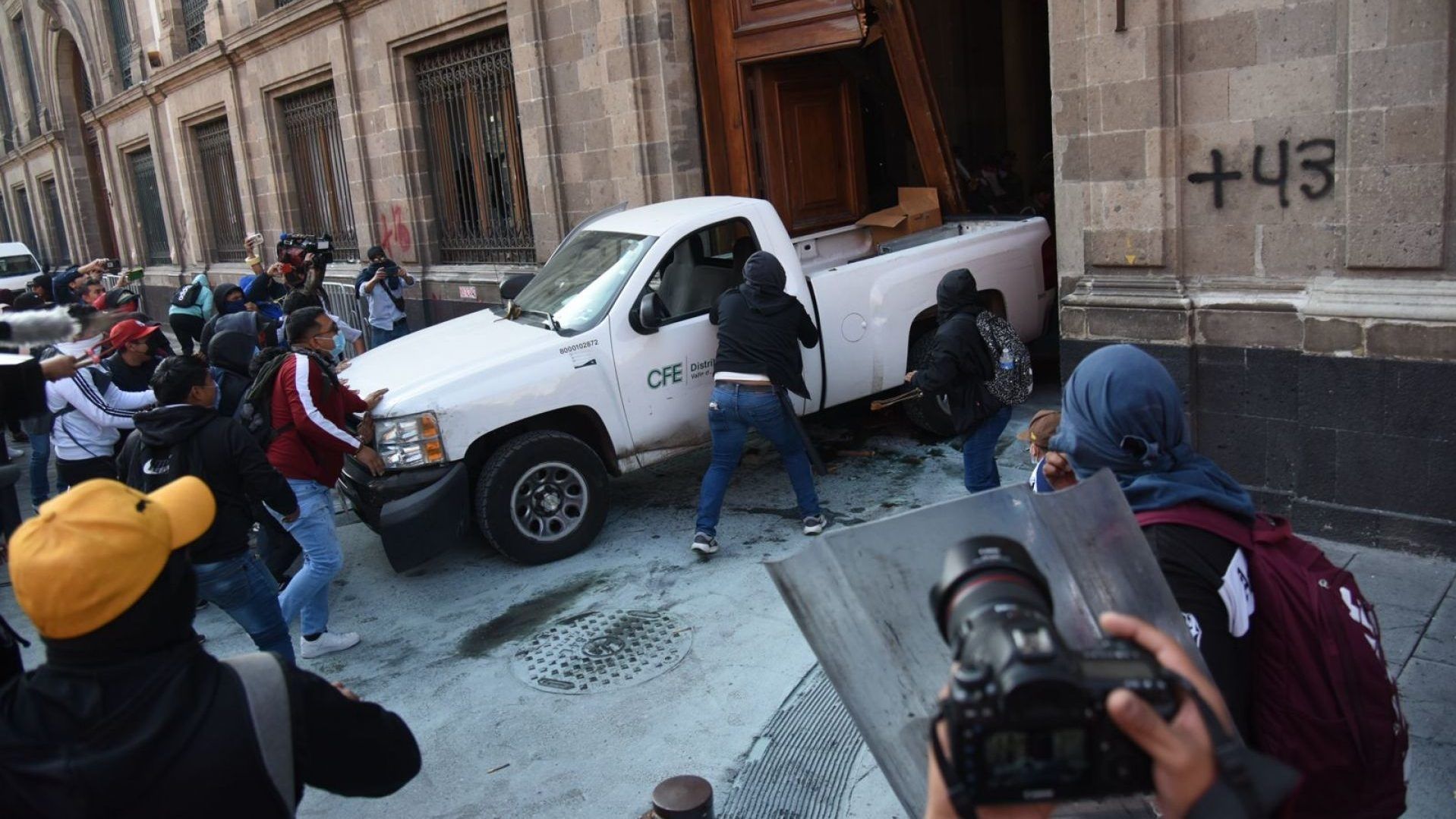 AMLO Califica como ‘Vulgar Acto de Provocación’ la Protesta de Normalistas en Palacio Nacional