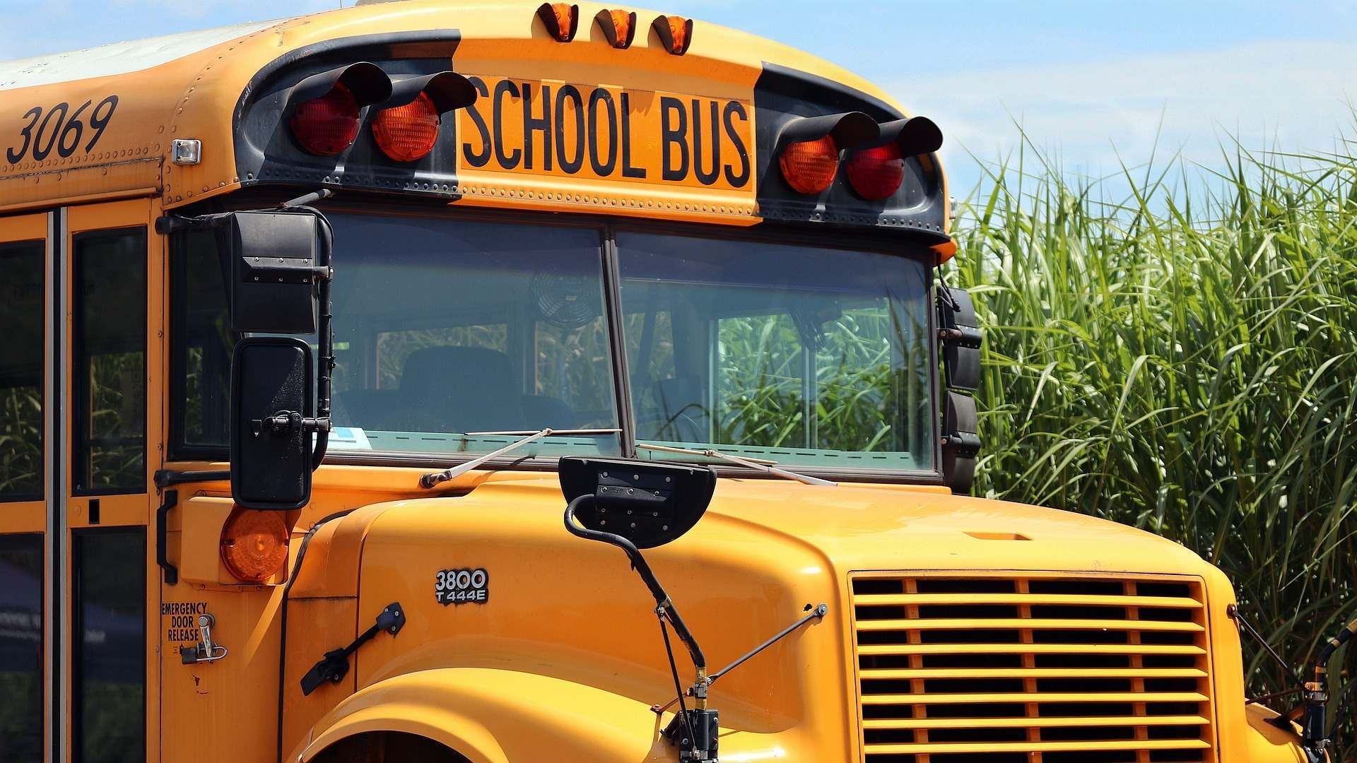 Autobús Escolar Lleno de Niños Vuelca; Chofer Iba Borracho