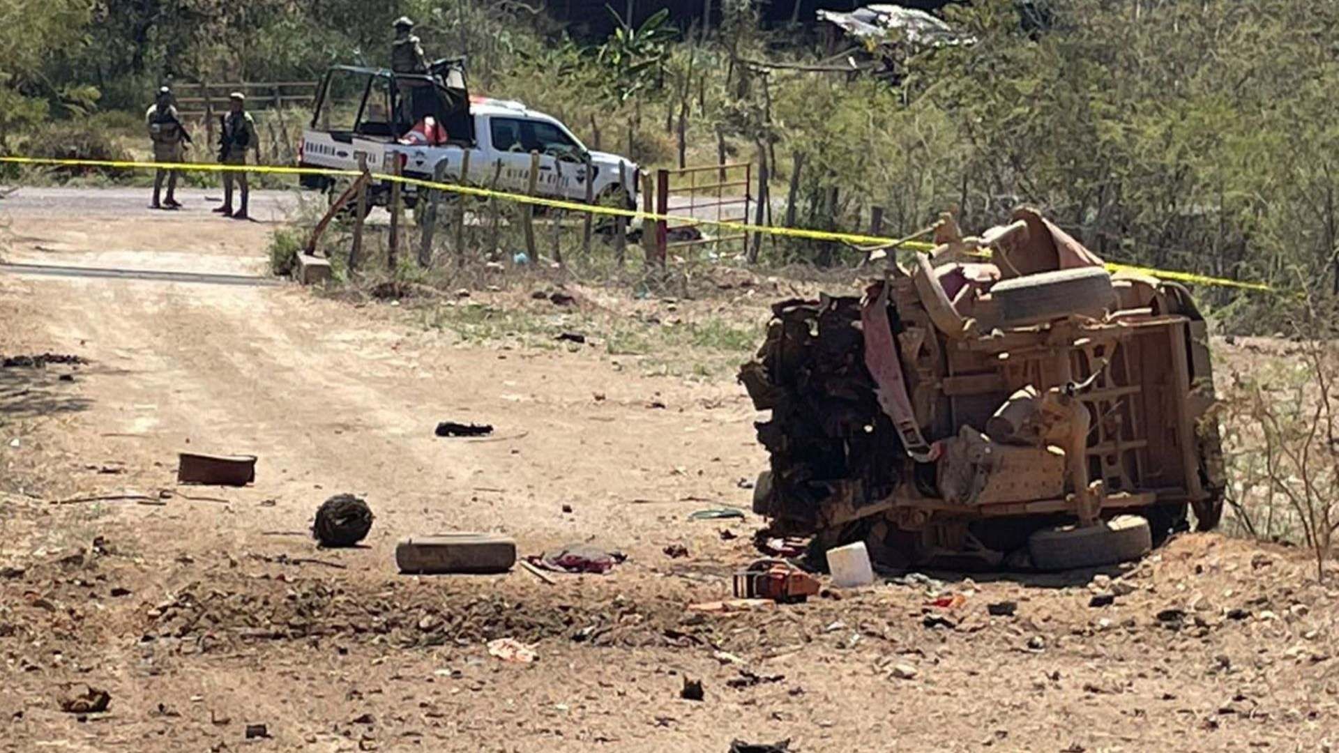 Un vehículo quedó completamente volcado y los cuerpos desmembrados de tres personas. Foto: Cuartoscuro