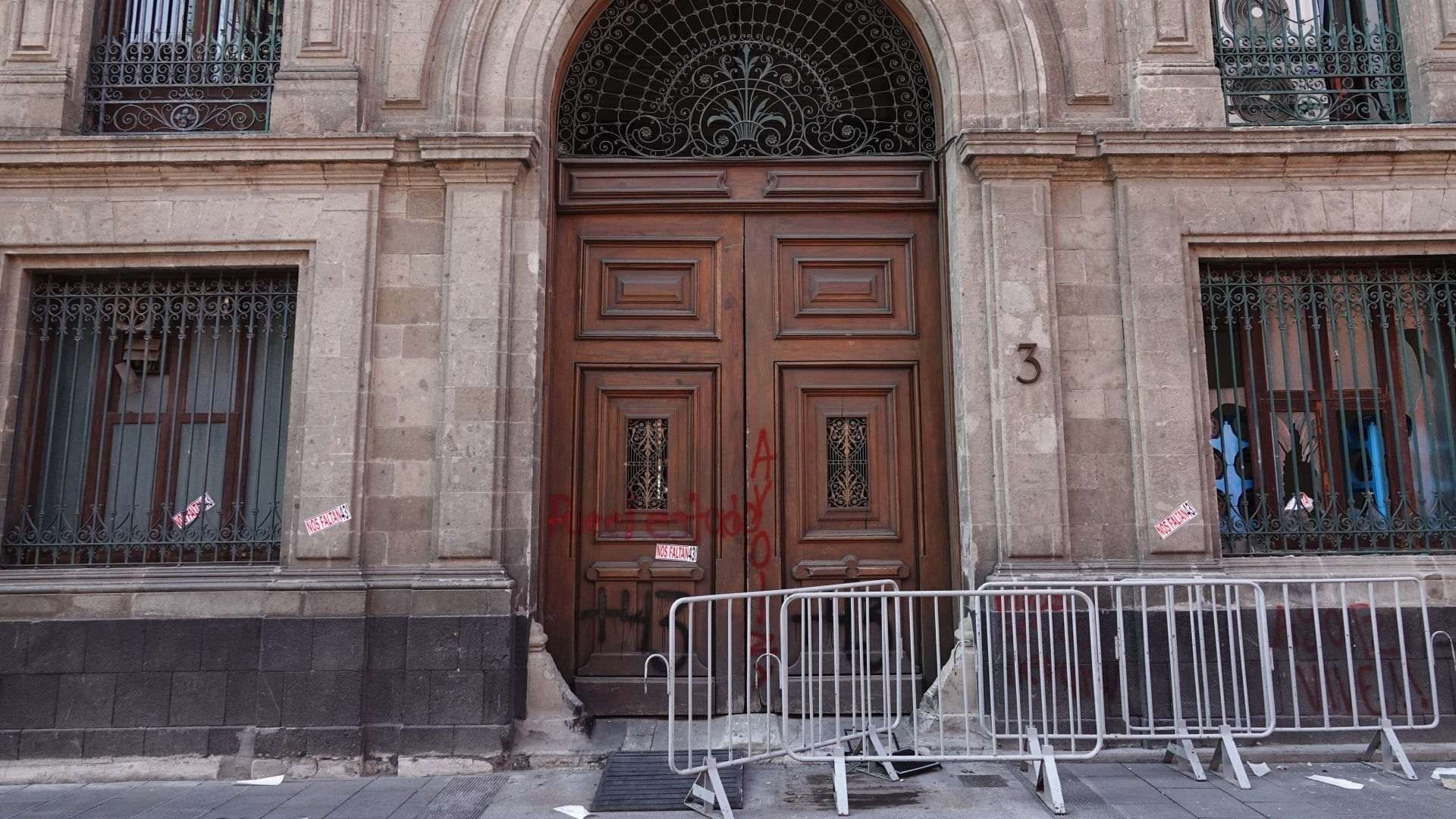 Daños en una de la spuertas de Palacio Nacional