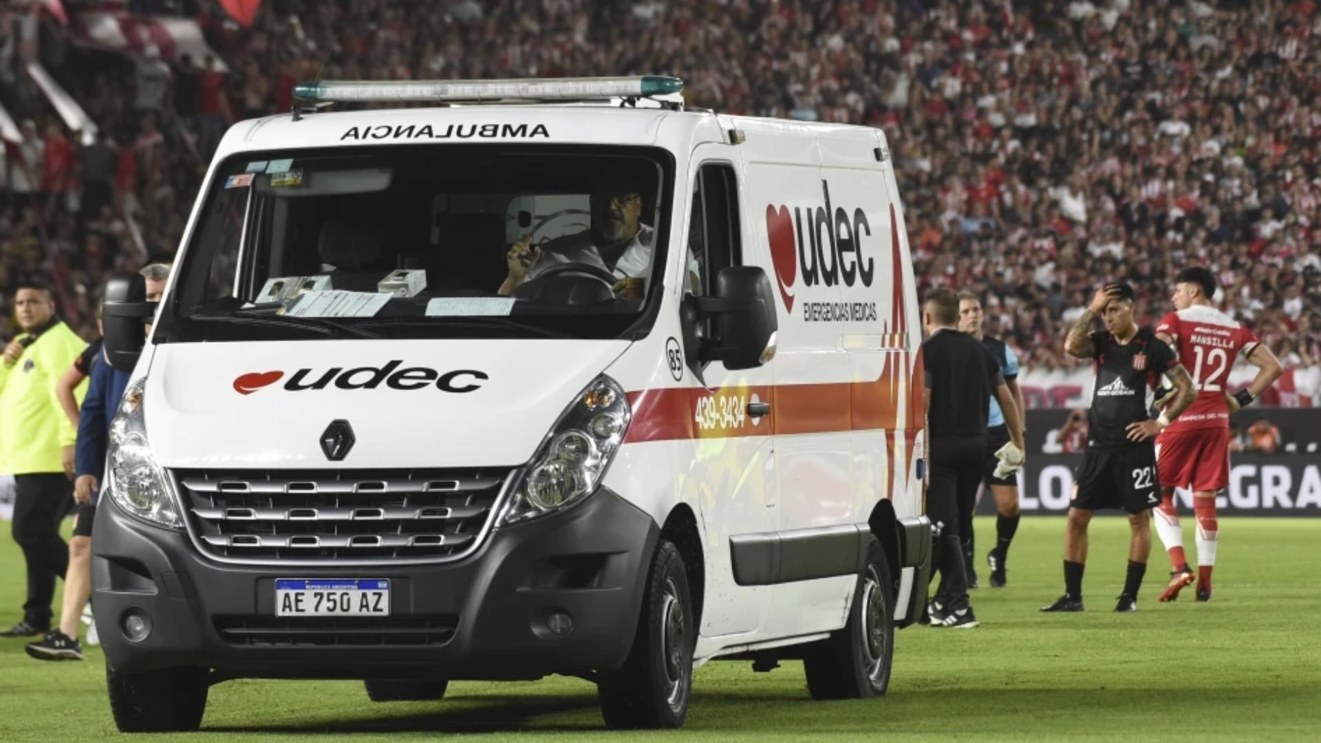 El chileno Javier Altamirano, de Estudiantes de La Plata, es retirado del campo de juego en una ambulancia durante el partido de futbol de la Copa de la Liga Argentina