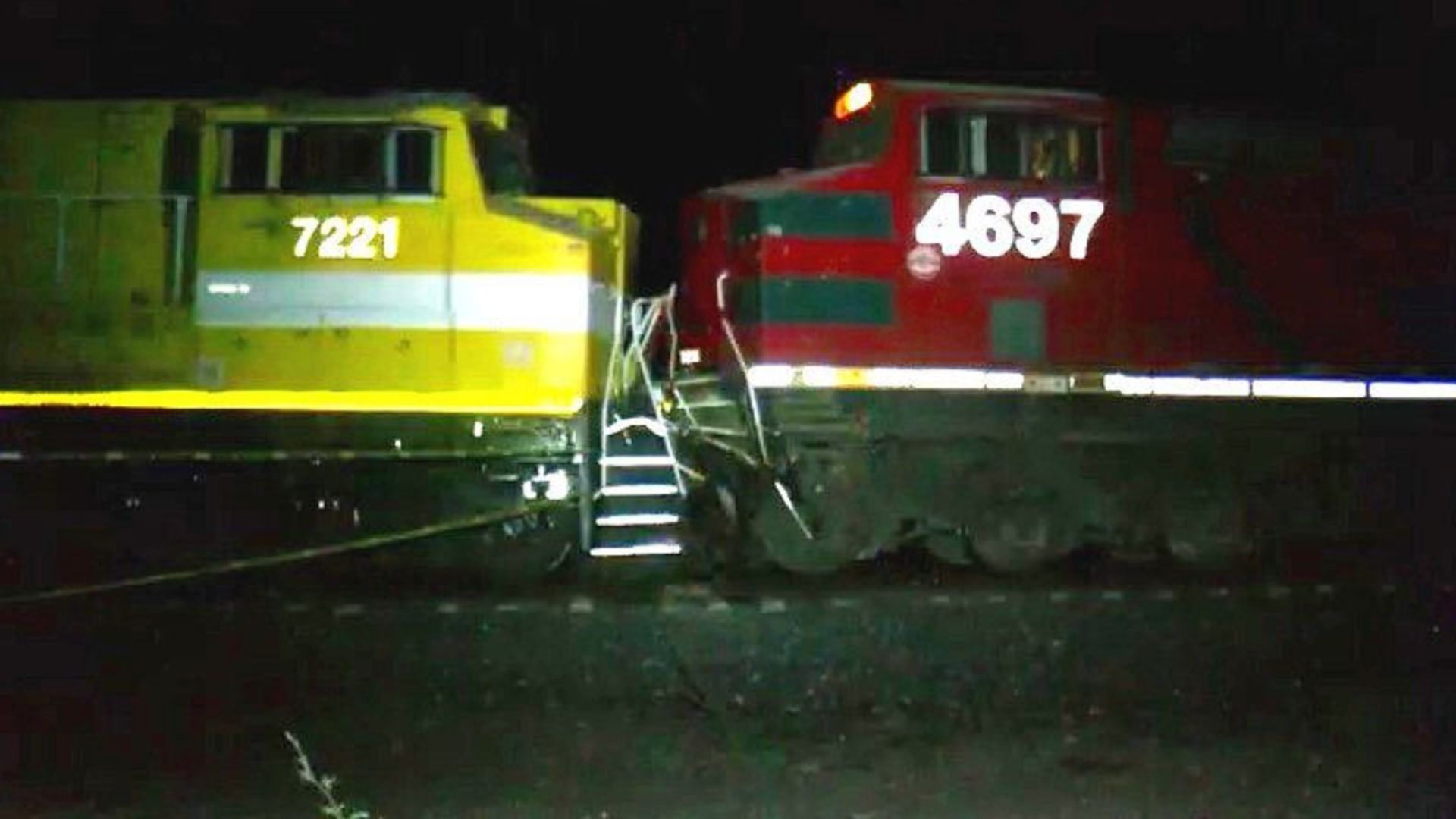 Dos trenes se impactaron de frente durante la madrugada