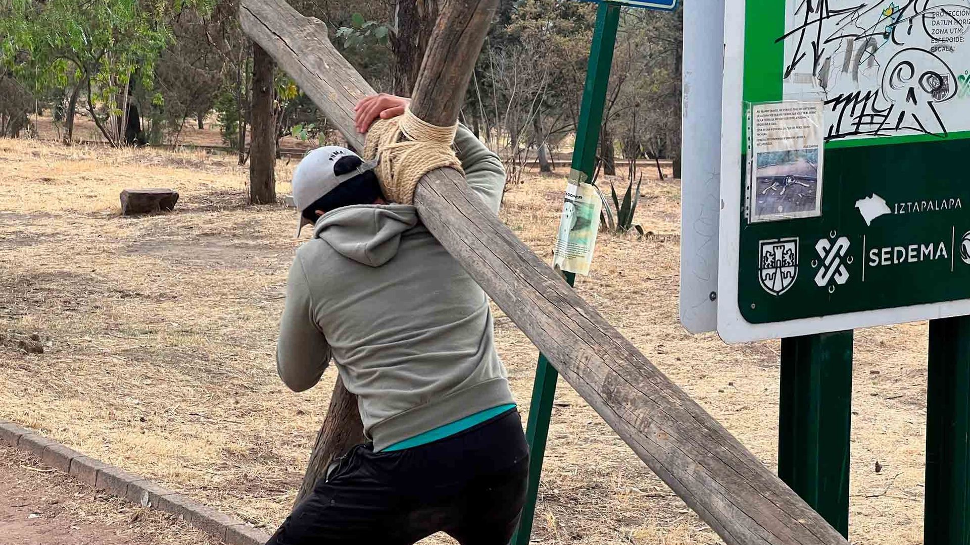 Cristopher Gómez cargando una cruz