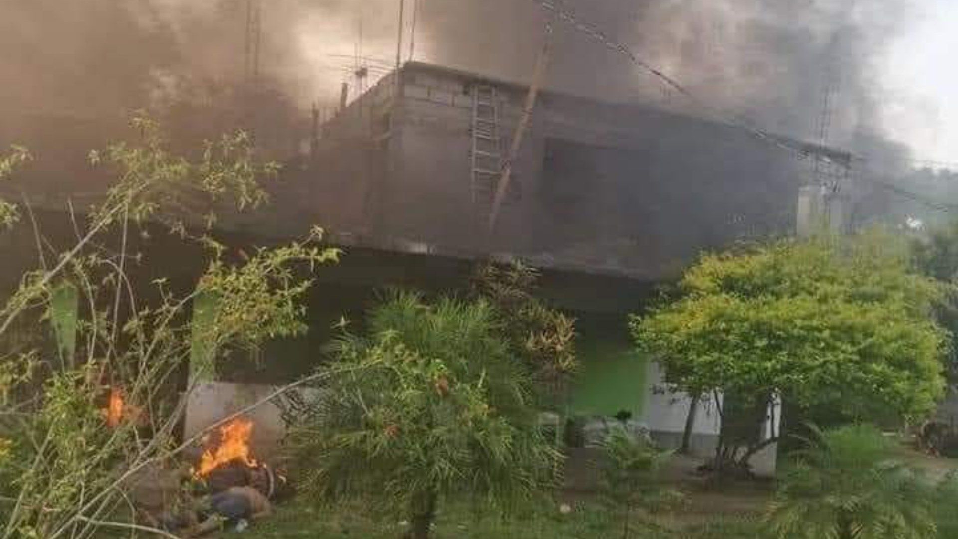 Usuarios reportaron el incendio de varias casas y vehículos tras el enfrentamiento armado entre presuntos sicarios 